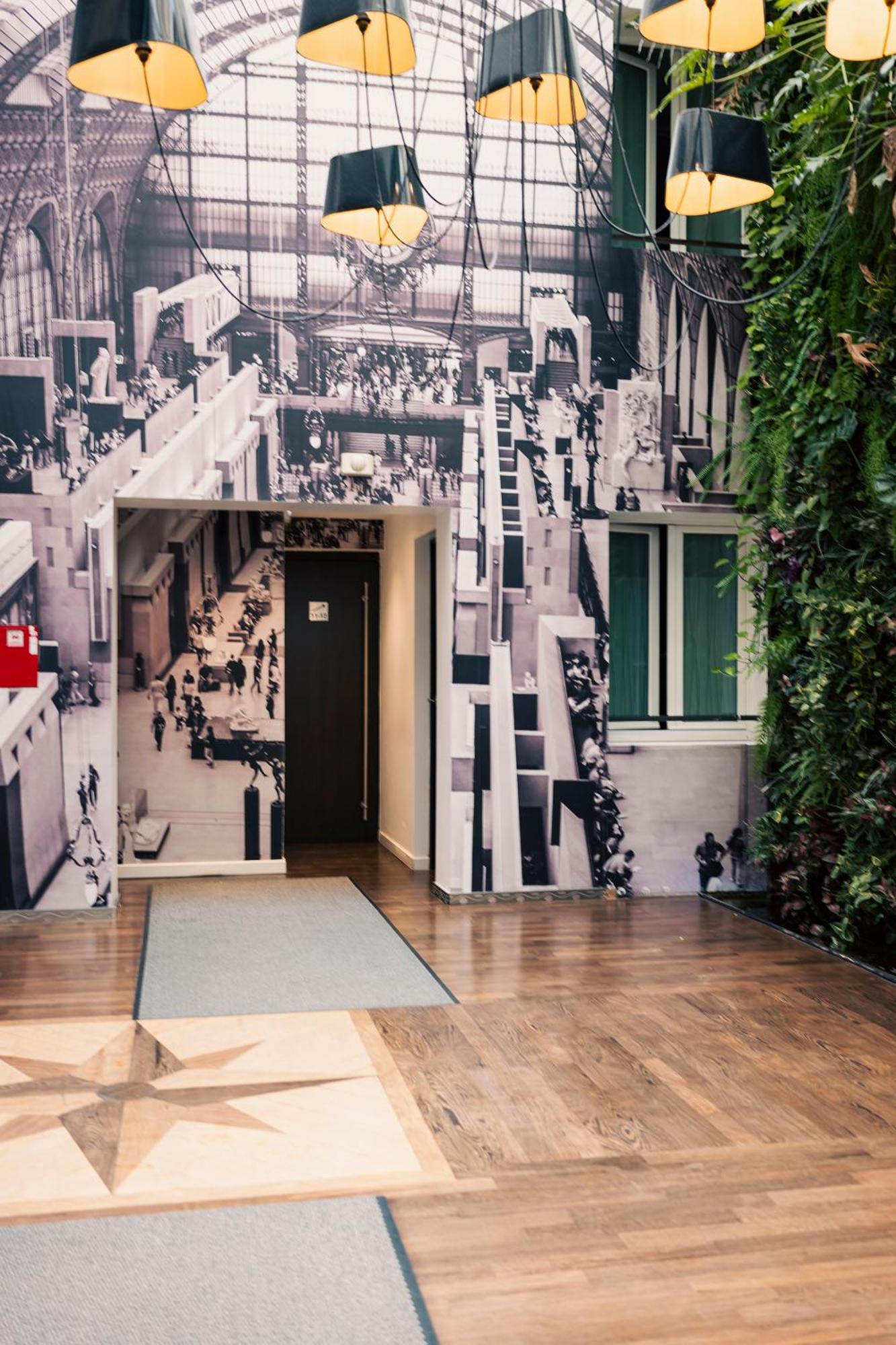 Superior double or twin street view or courtyard