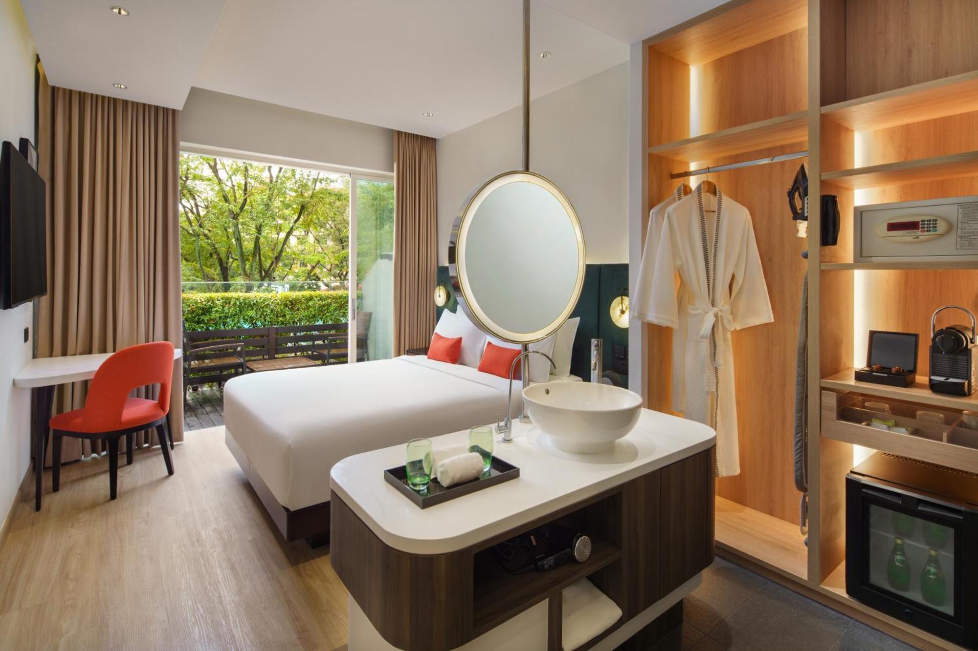 Premier Queen Room with Patio & Pool Access,1603735362:JPEG