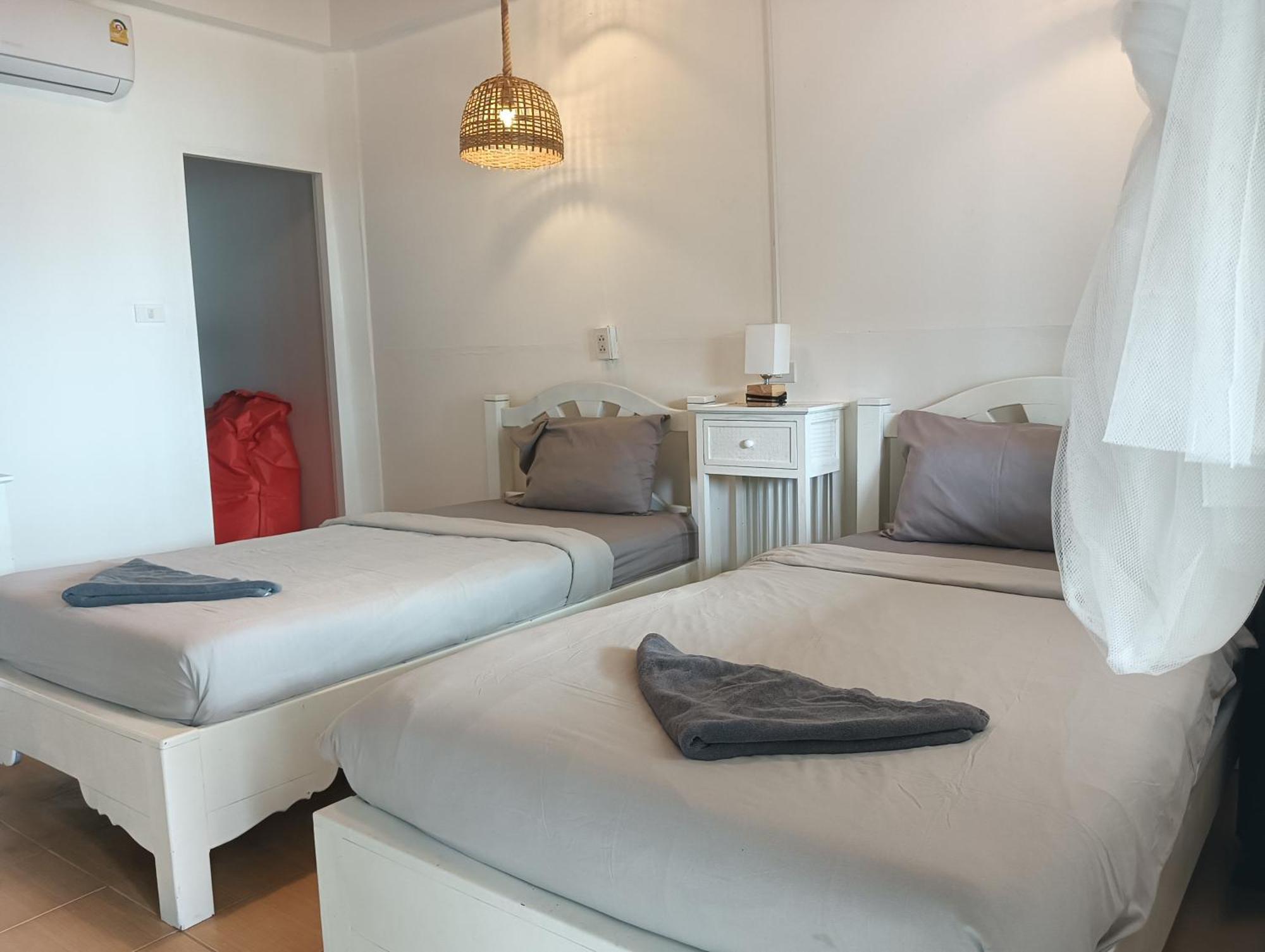 Seaview room with Twin bed and patio