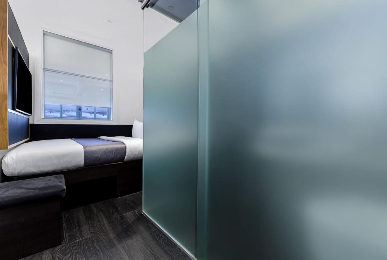 Club Queen Room