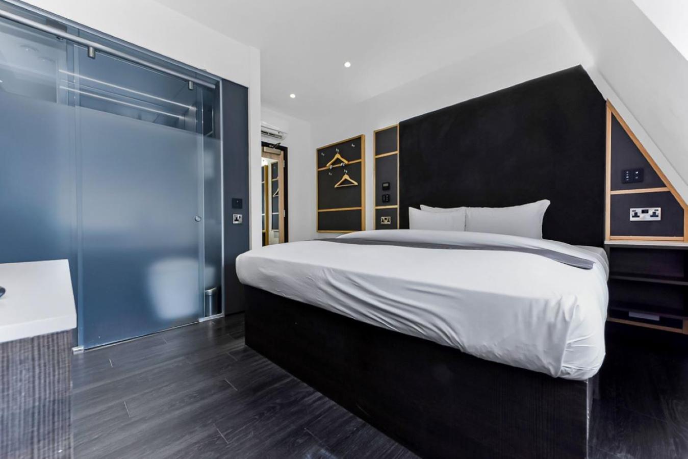 Club King Room