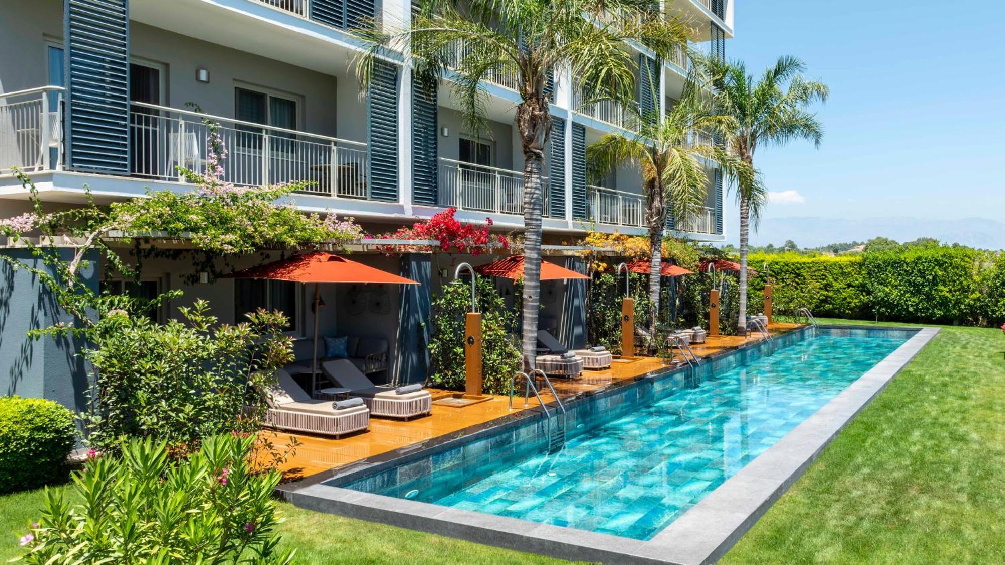 Deluxe Suite Swim Up