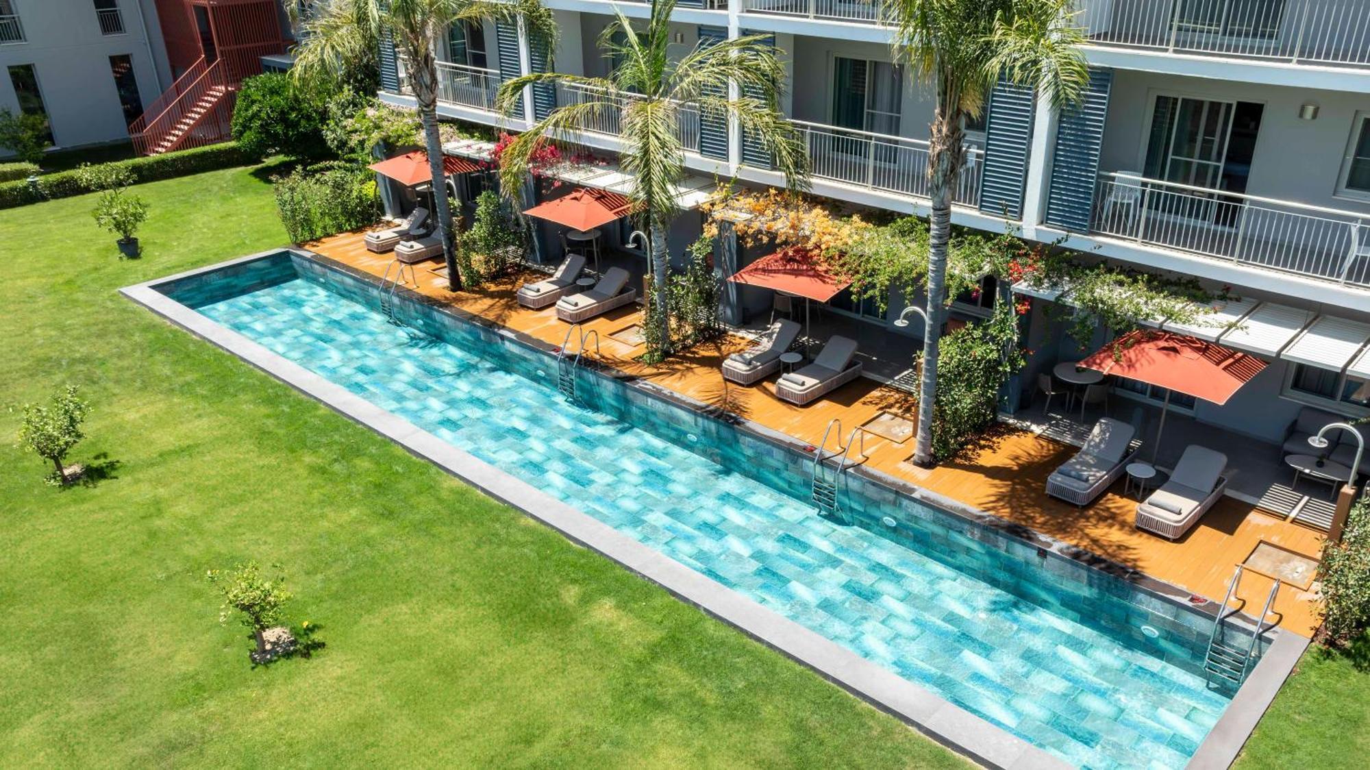Deluxe Suite Swim Up