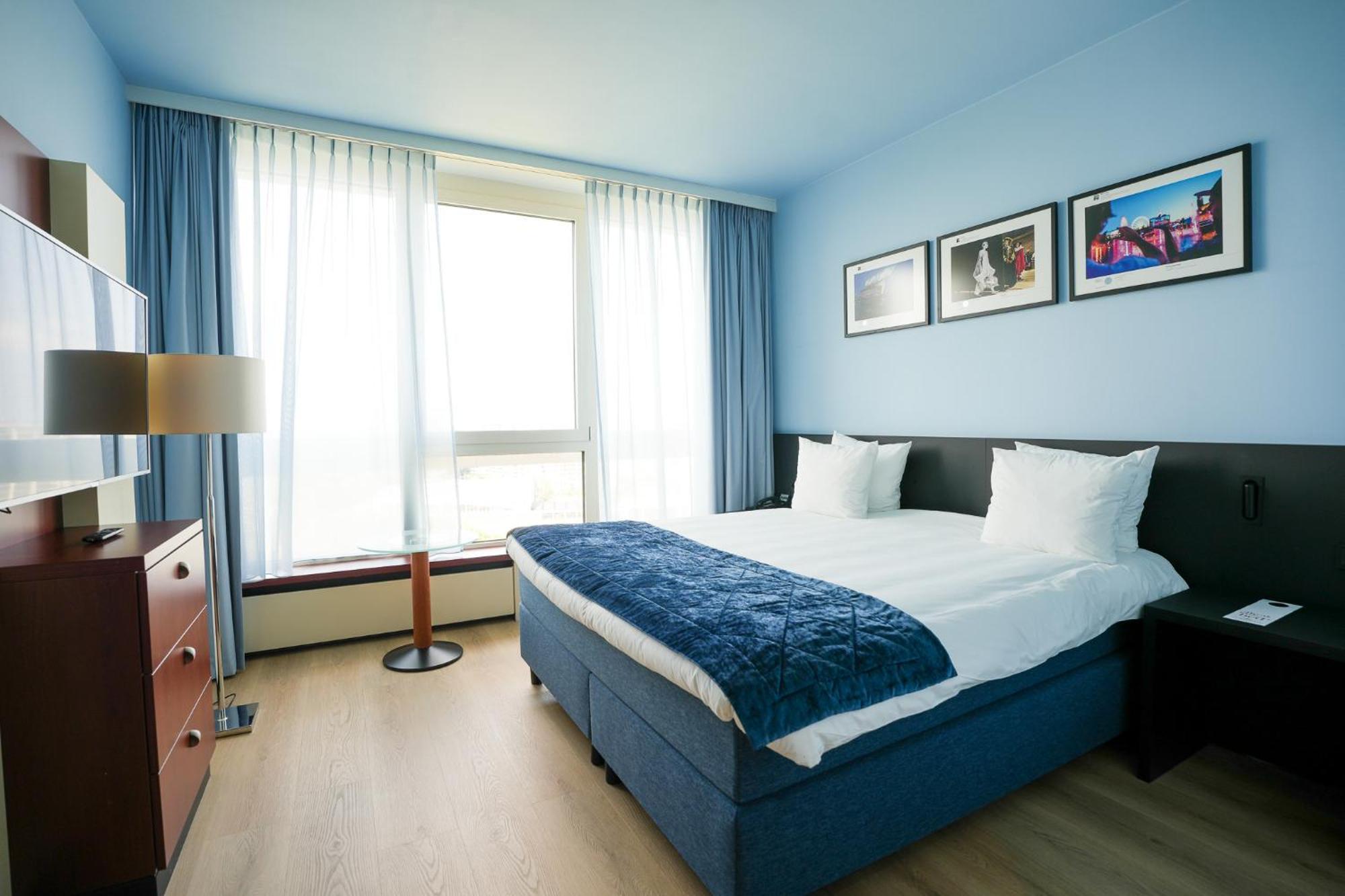 One-Bedroom Suite Sofa Bed Minifridge