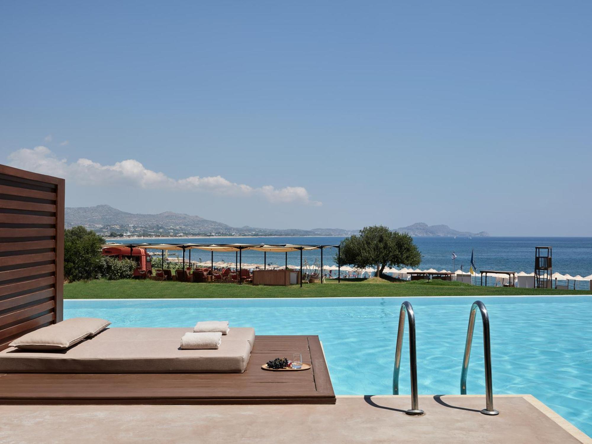 Bungalow Water Front Sharing Pool