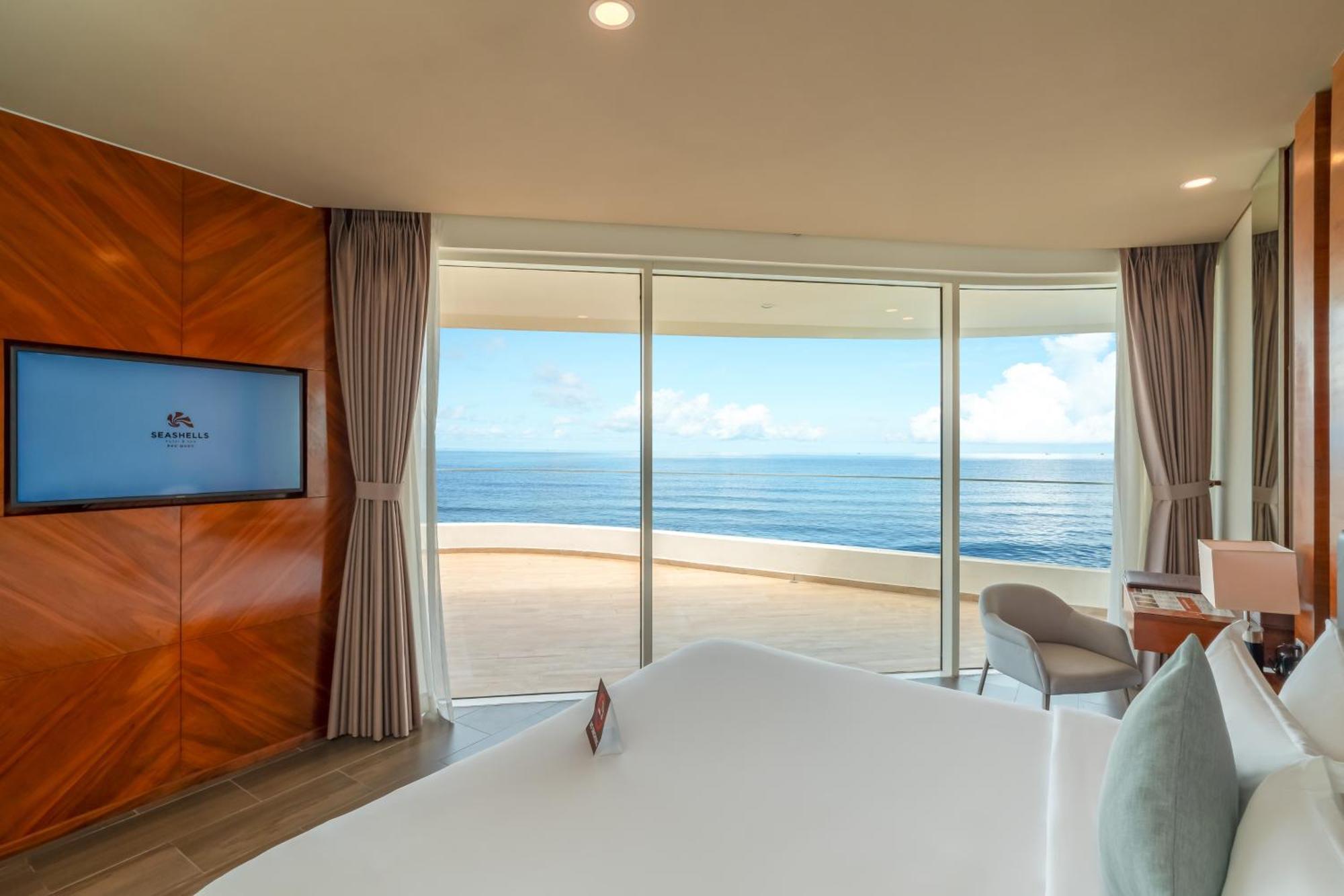 Junior Suite 1 Bedroom one time foot massage 15min 2 guests,1607691704:JPEG