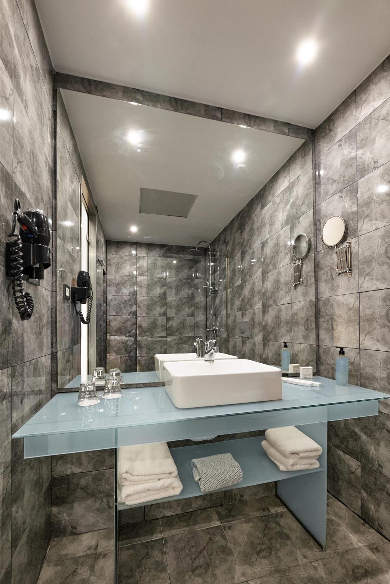 Superior Double Room Sharing Pool