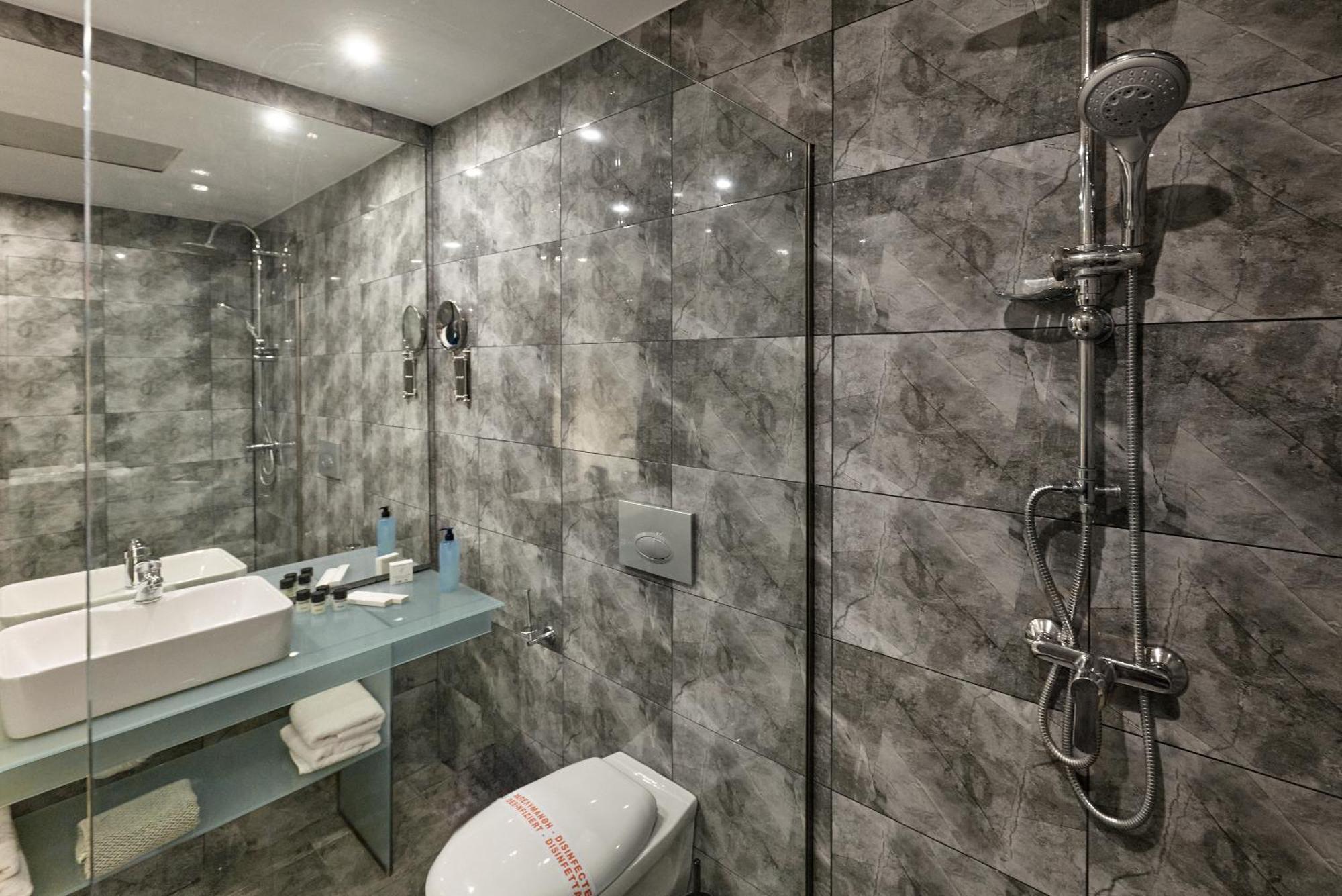 Superior Double Room Sharing Pool