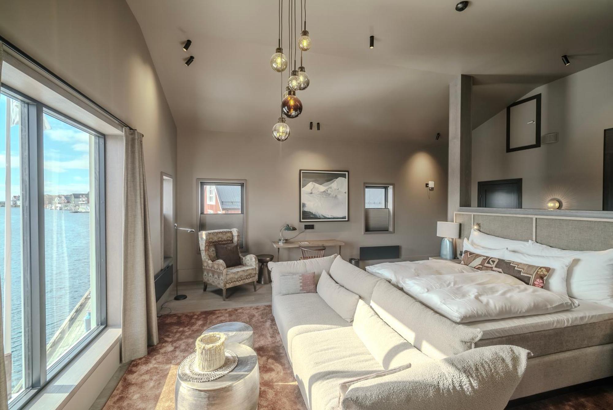 Loftsuite med havutsikt