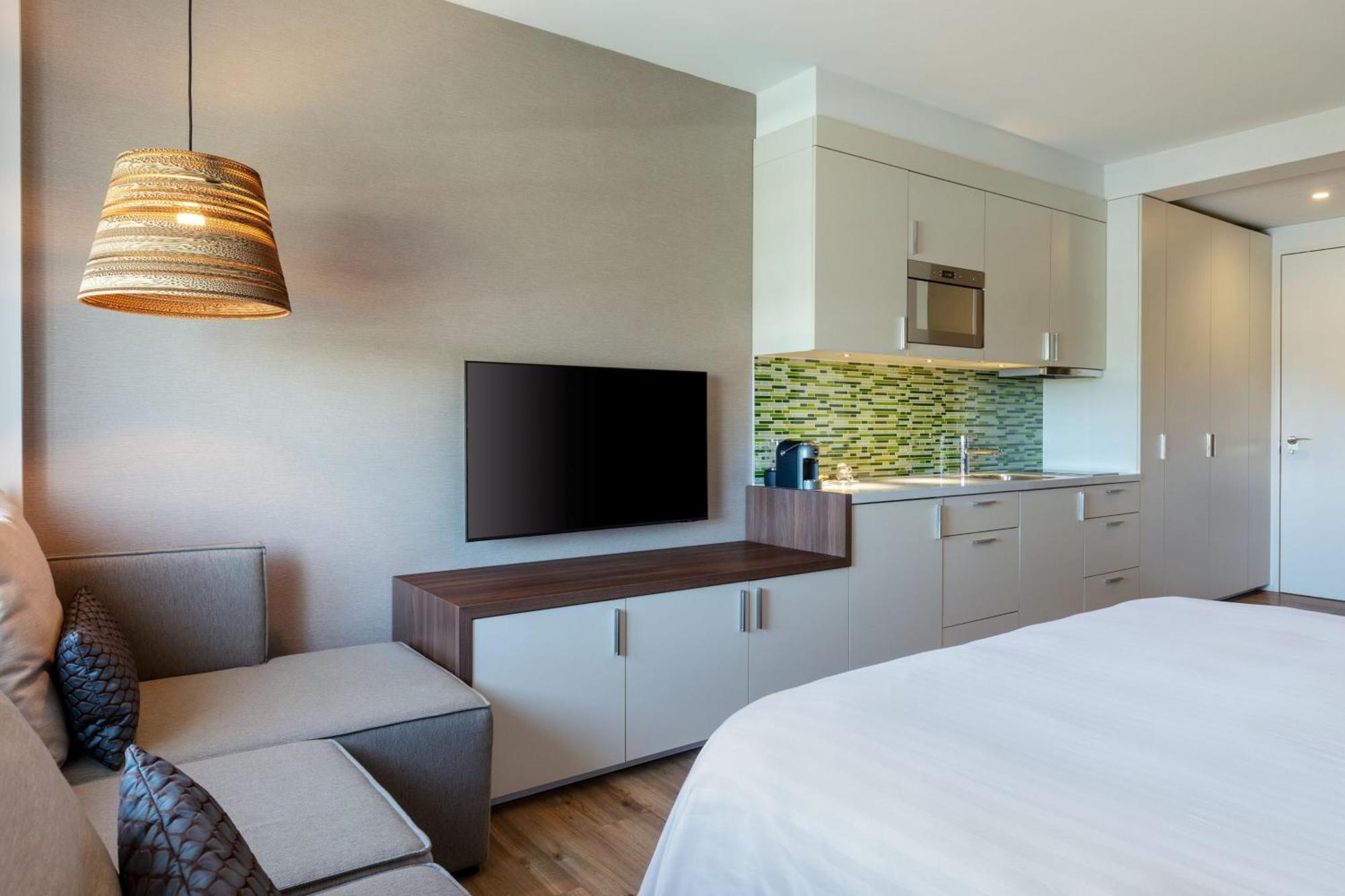 Studio 1 Kingsize Bed