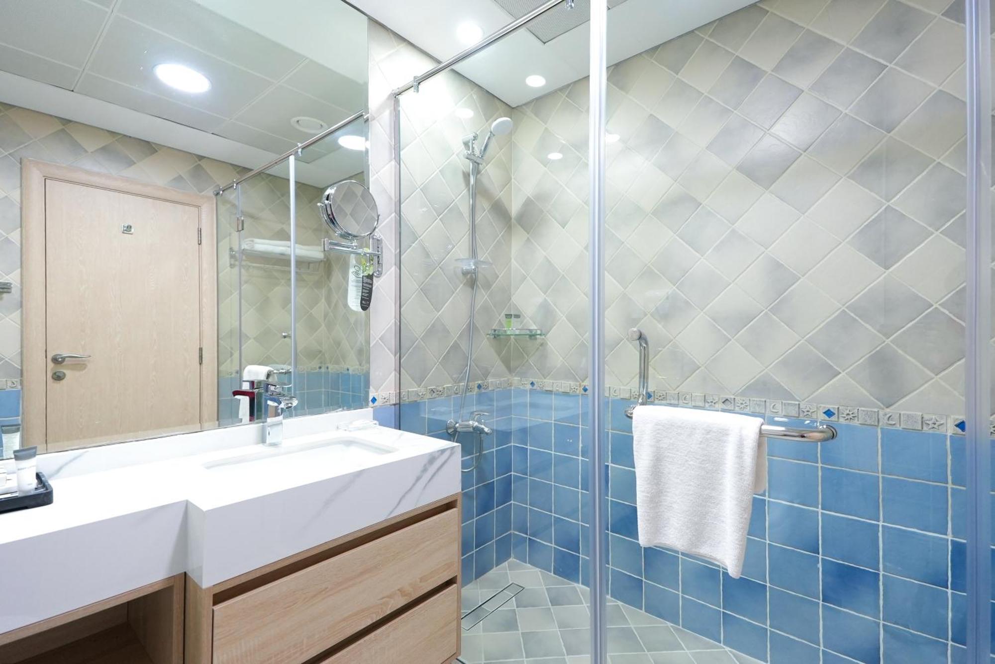 Majestic Private Pool Five Bedroom Suite on F&B Heart of Kite Beach