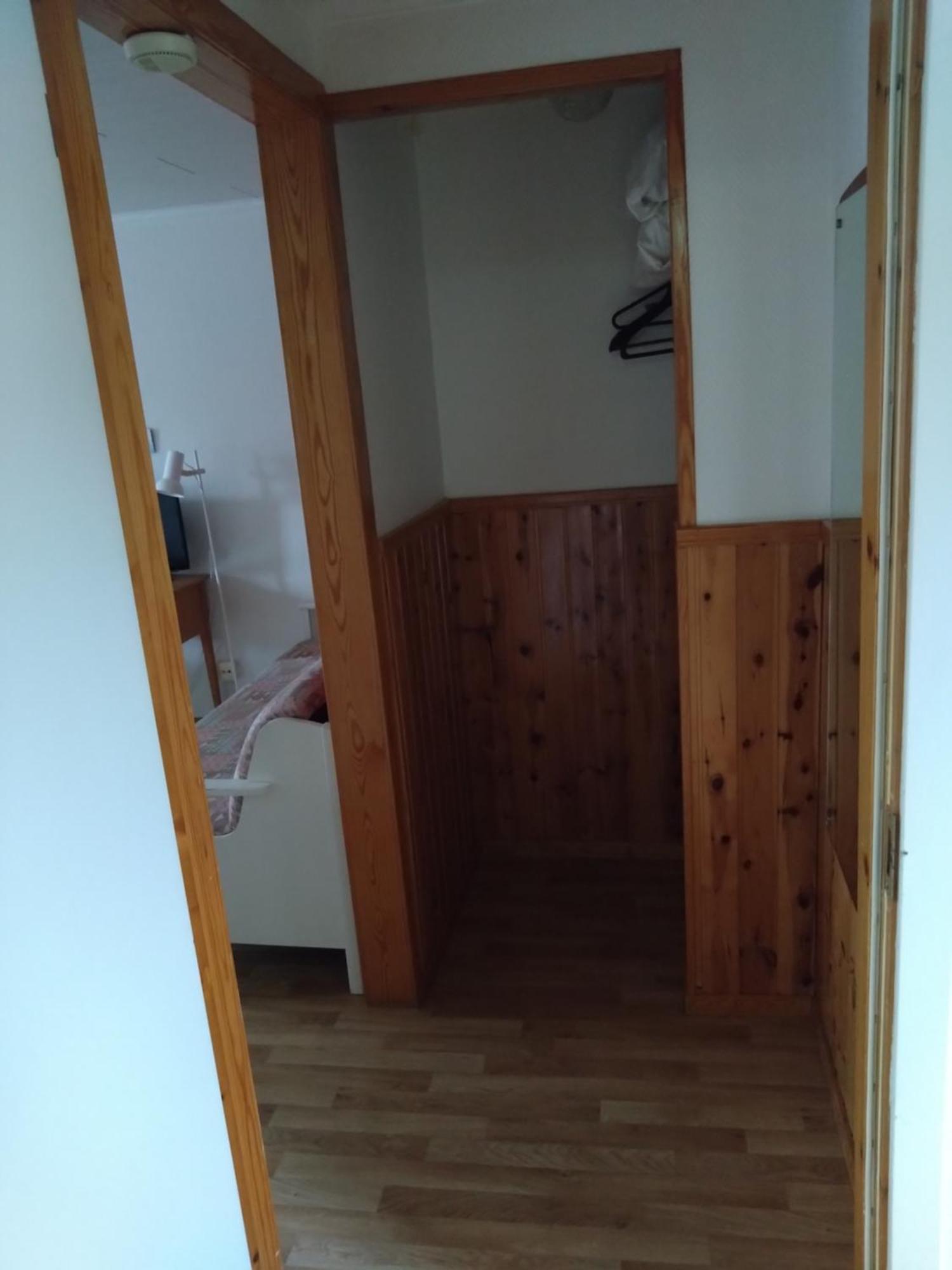Tvåbäddsrum med delat badrum