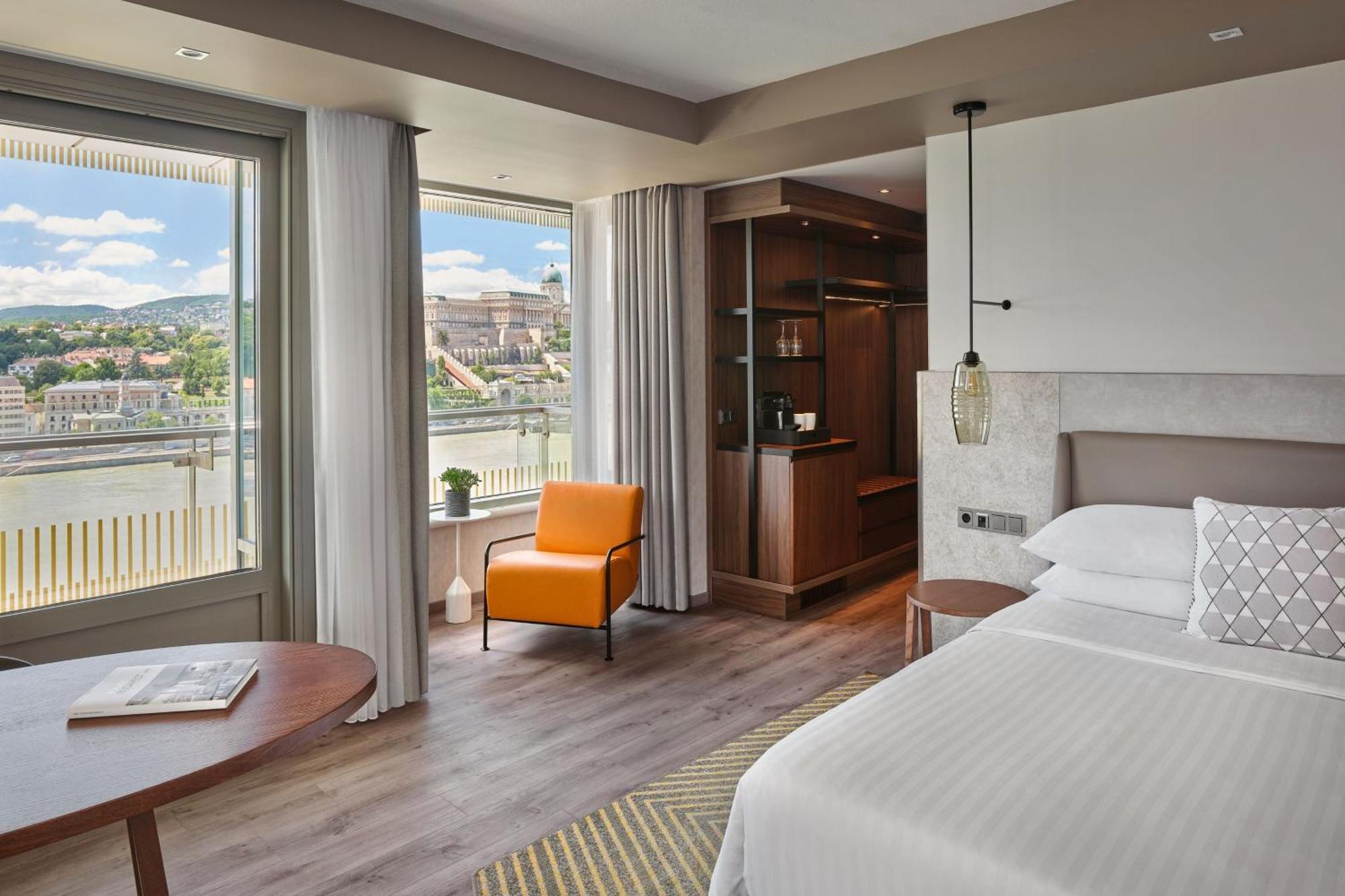 Corner Studio Suite M Club Lounge Access