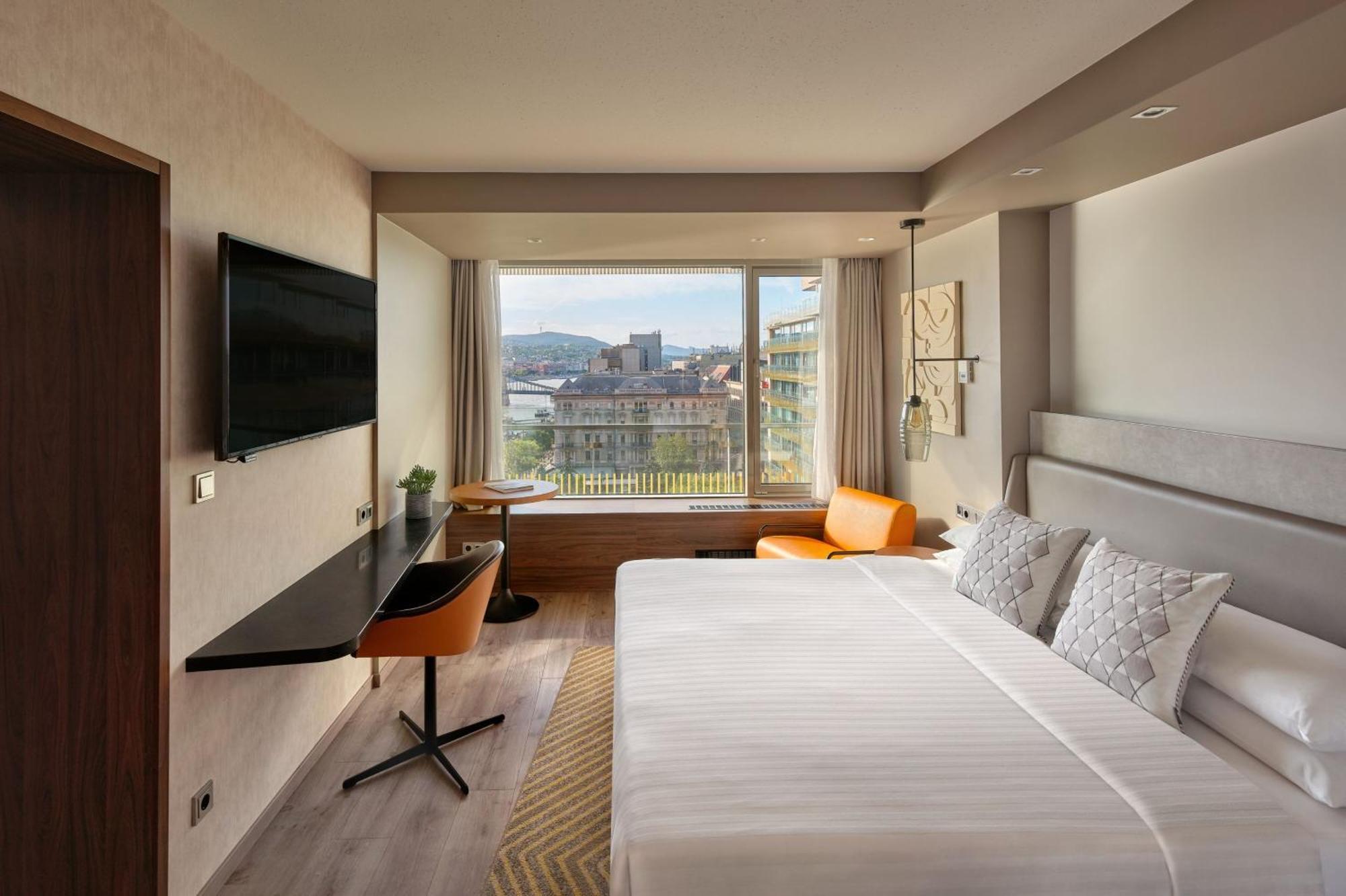 Junior Suite M Club Lounge Access