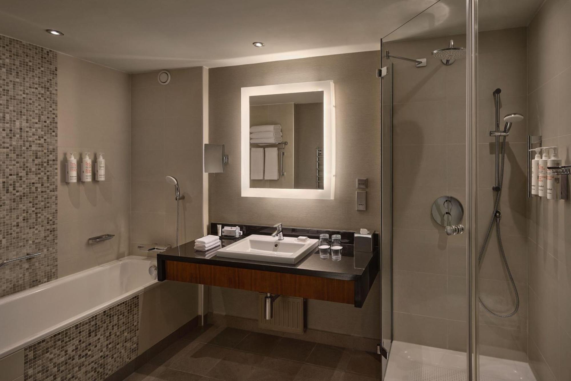 Junior Suite M Club Lounge Access