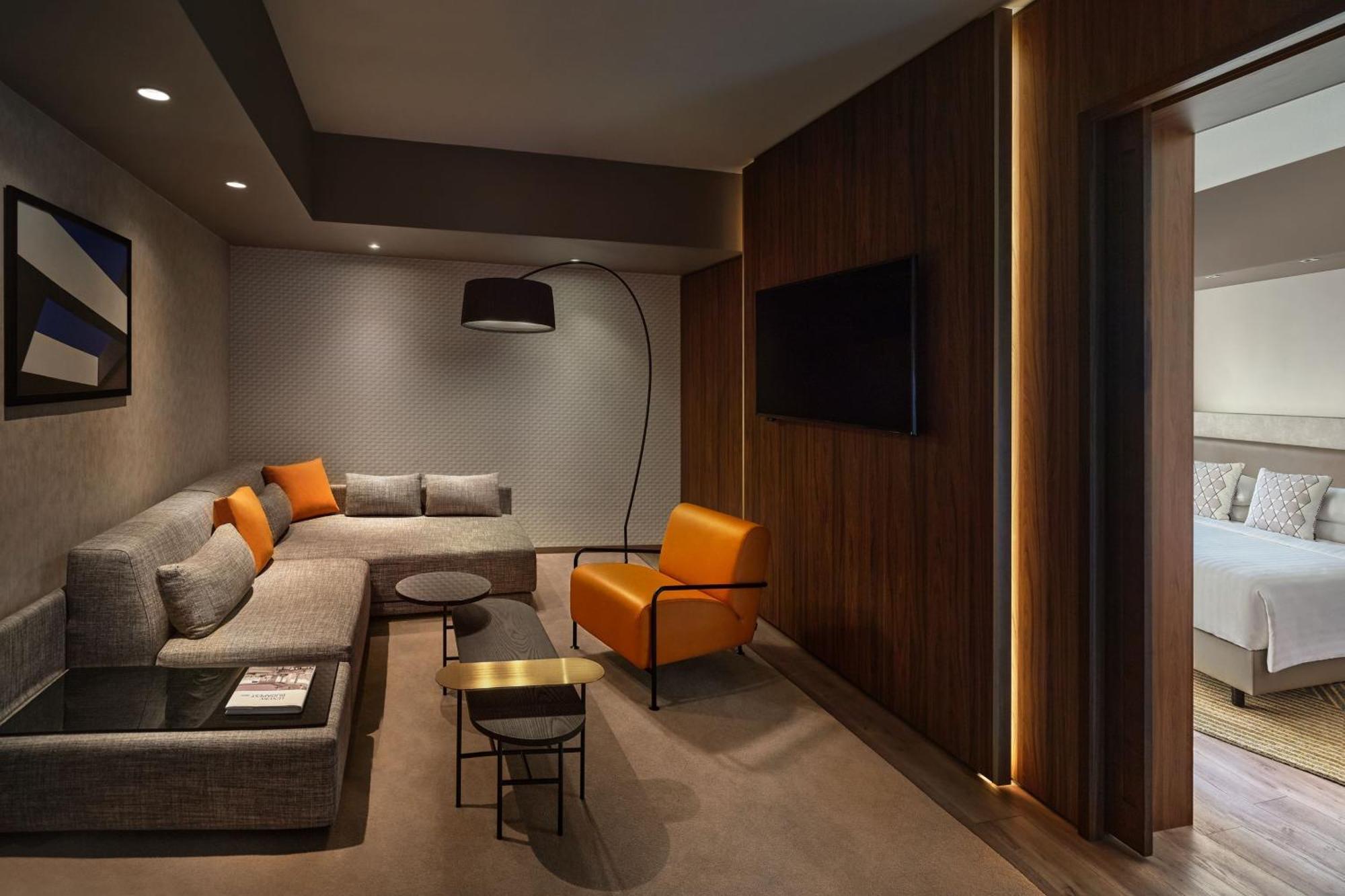 Junior Suite M Club Lounge Access