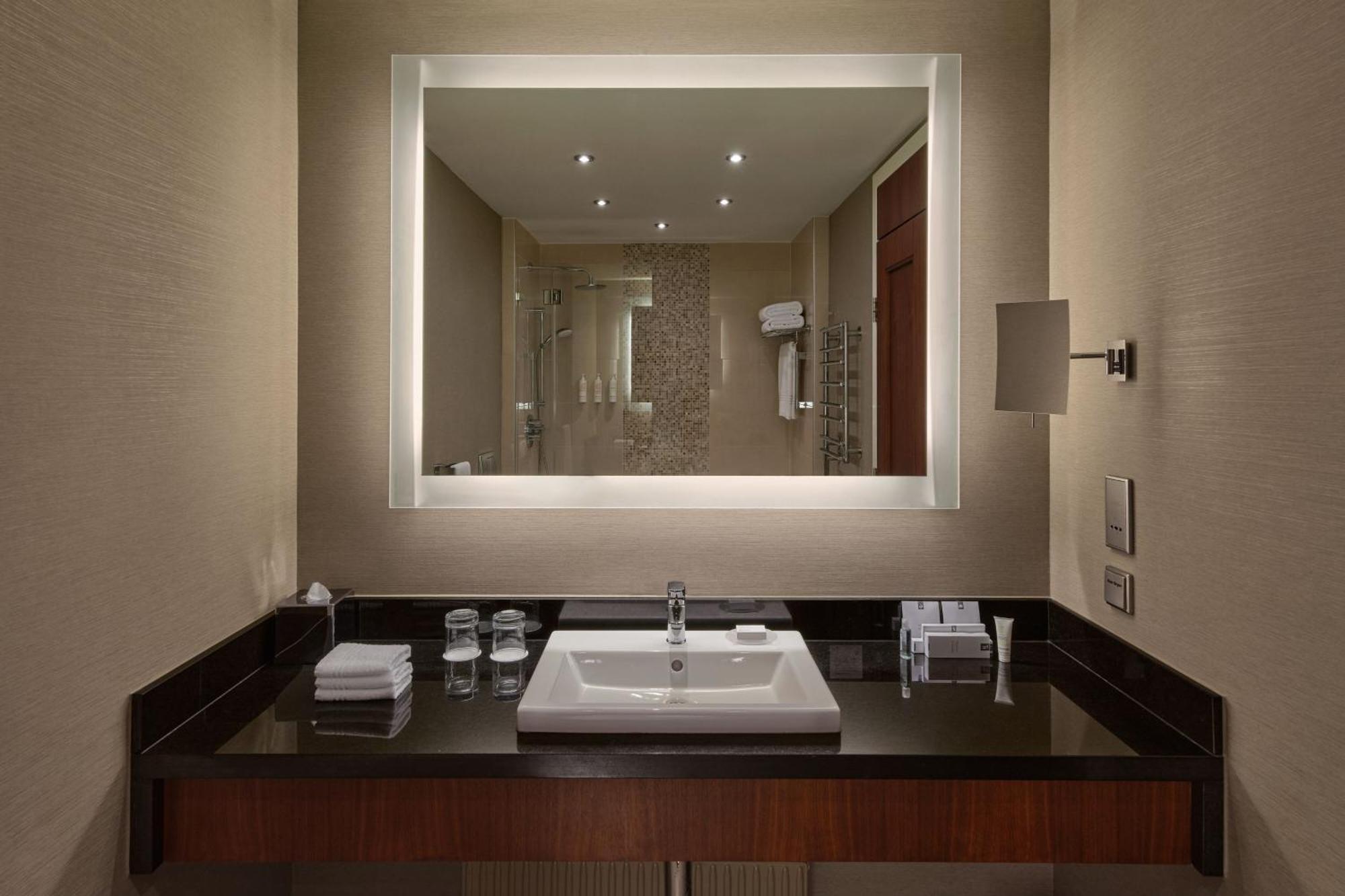 Junior Suite M Club Lounge Access