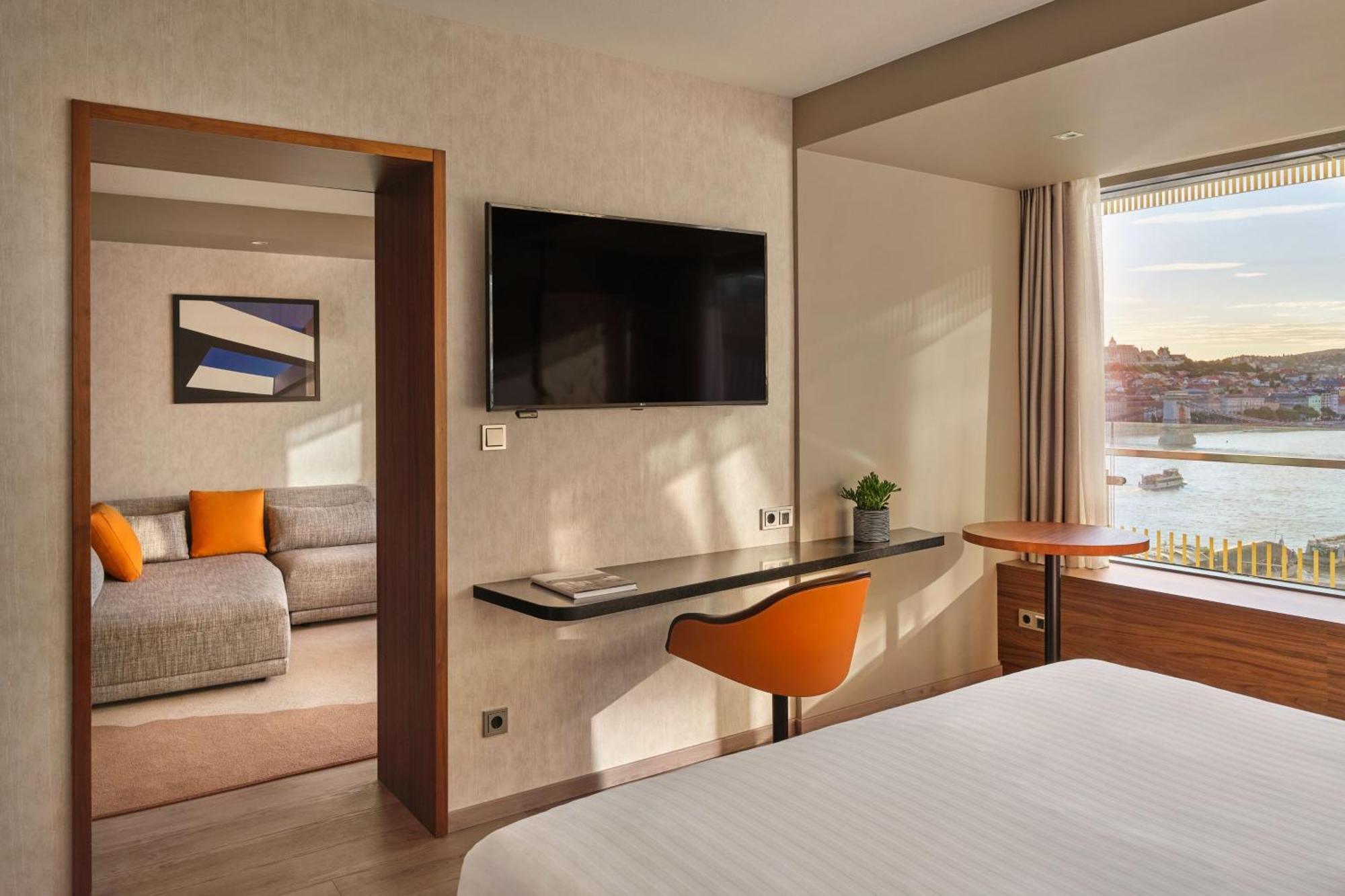 Junior Suite M Club Lounge Access