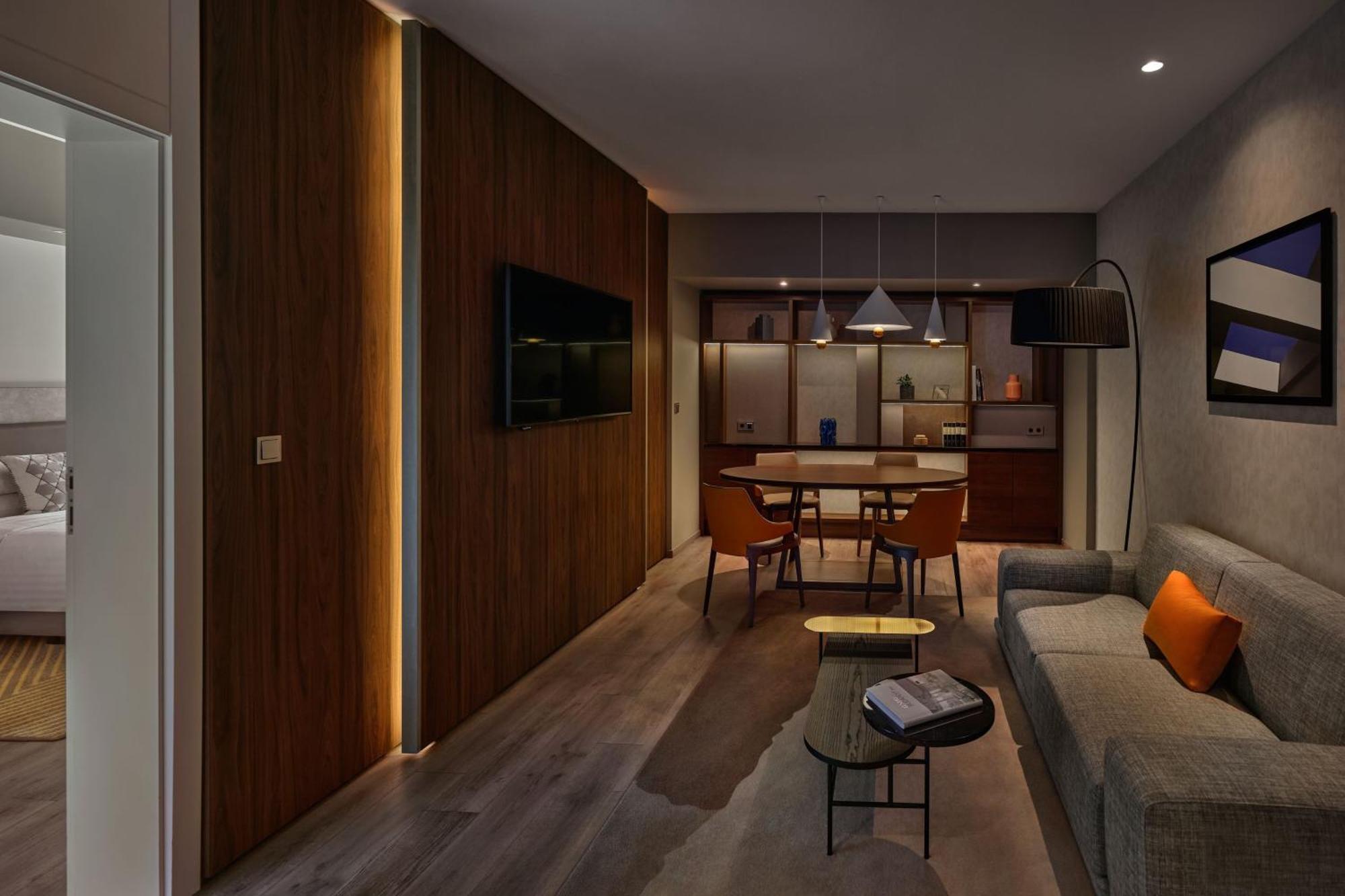 Junior Suite M Club Lounge Access