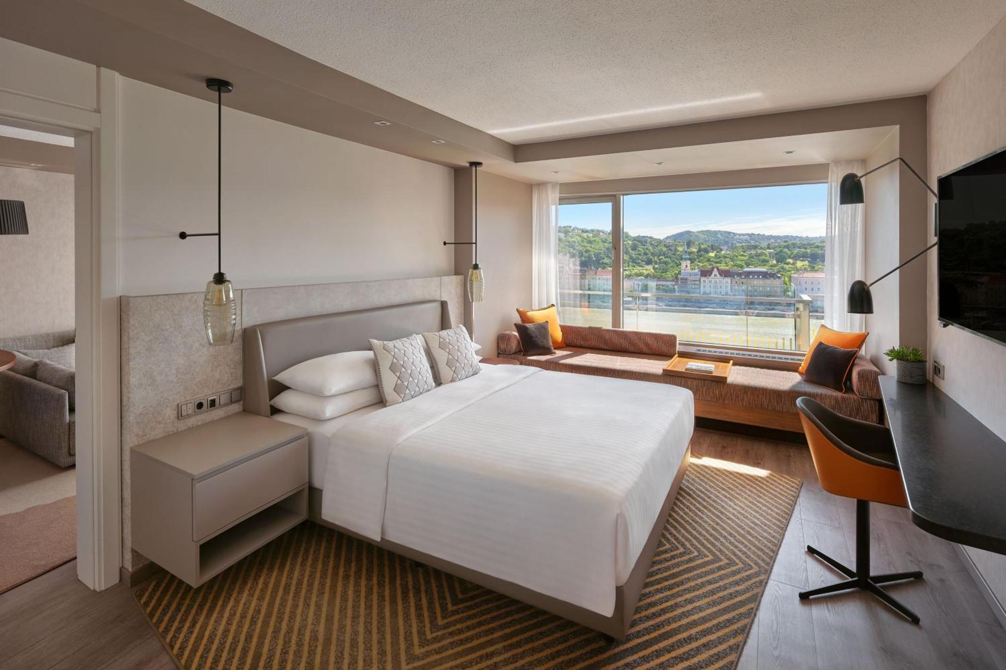 Junior Suite M Club Lounge Access