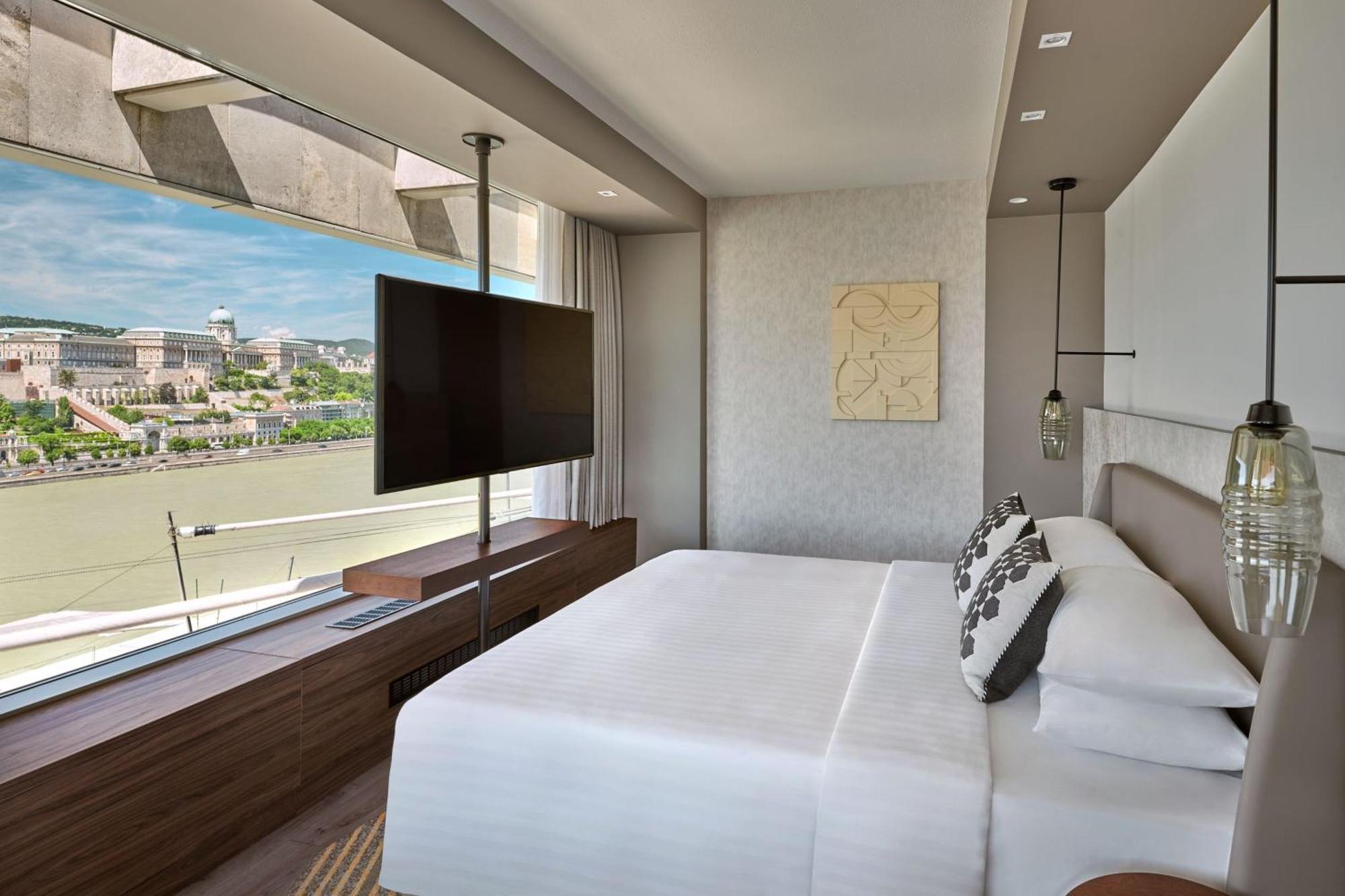 Junior Suite M Club Lounge Access