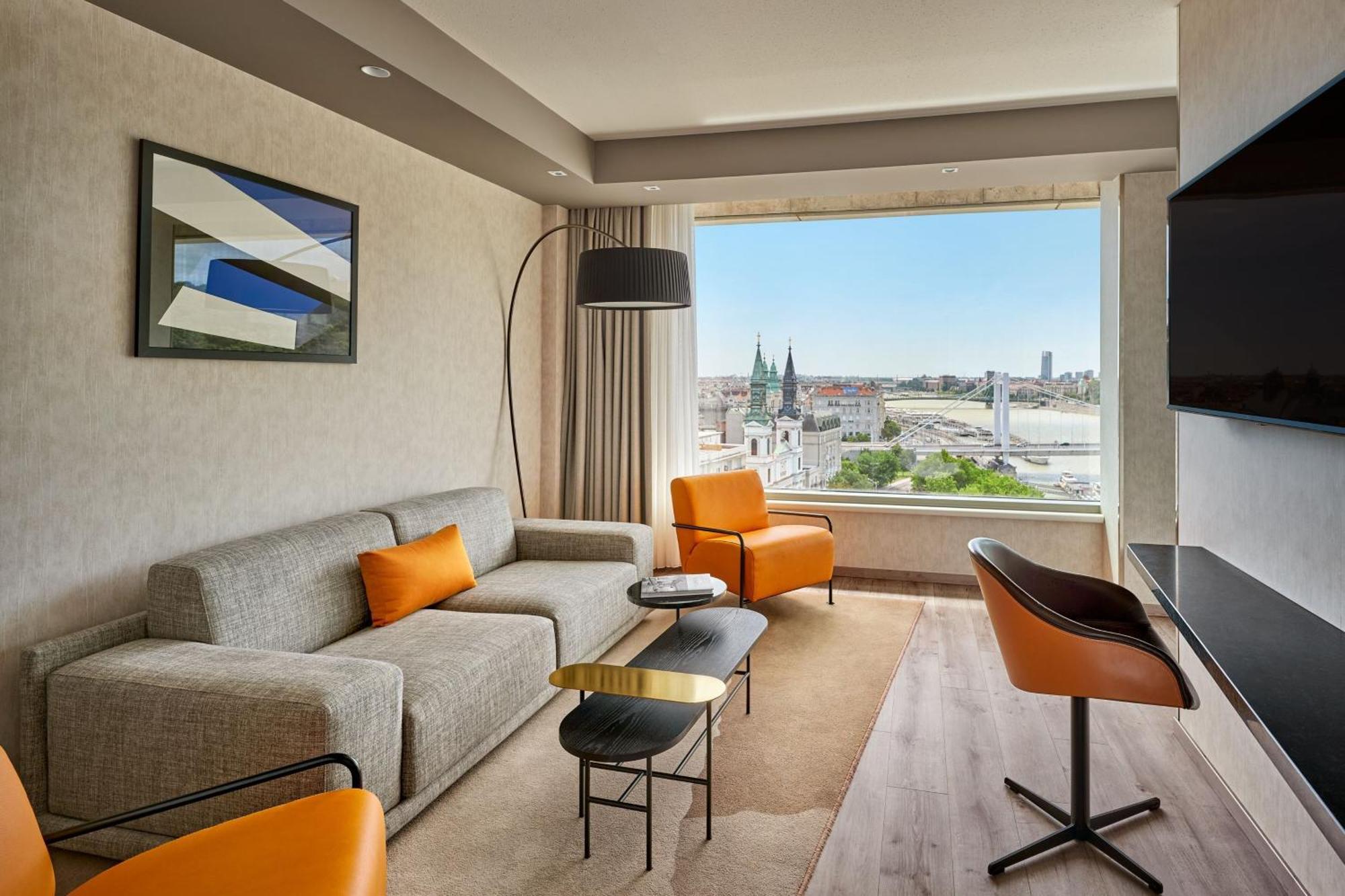 Junior Suite M Club Lounge Access