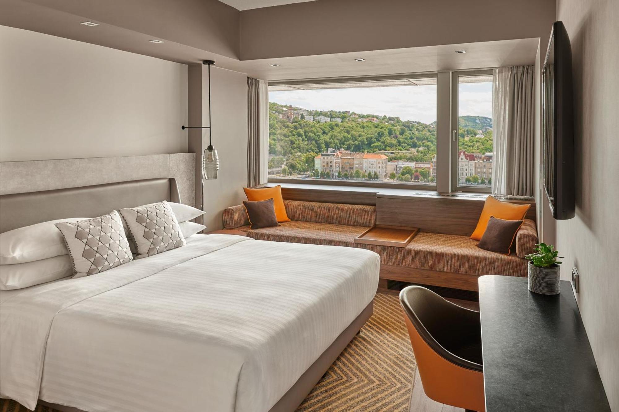 Junior Suite M Club Lounge Access