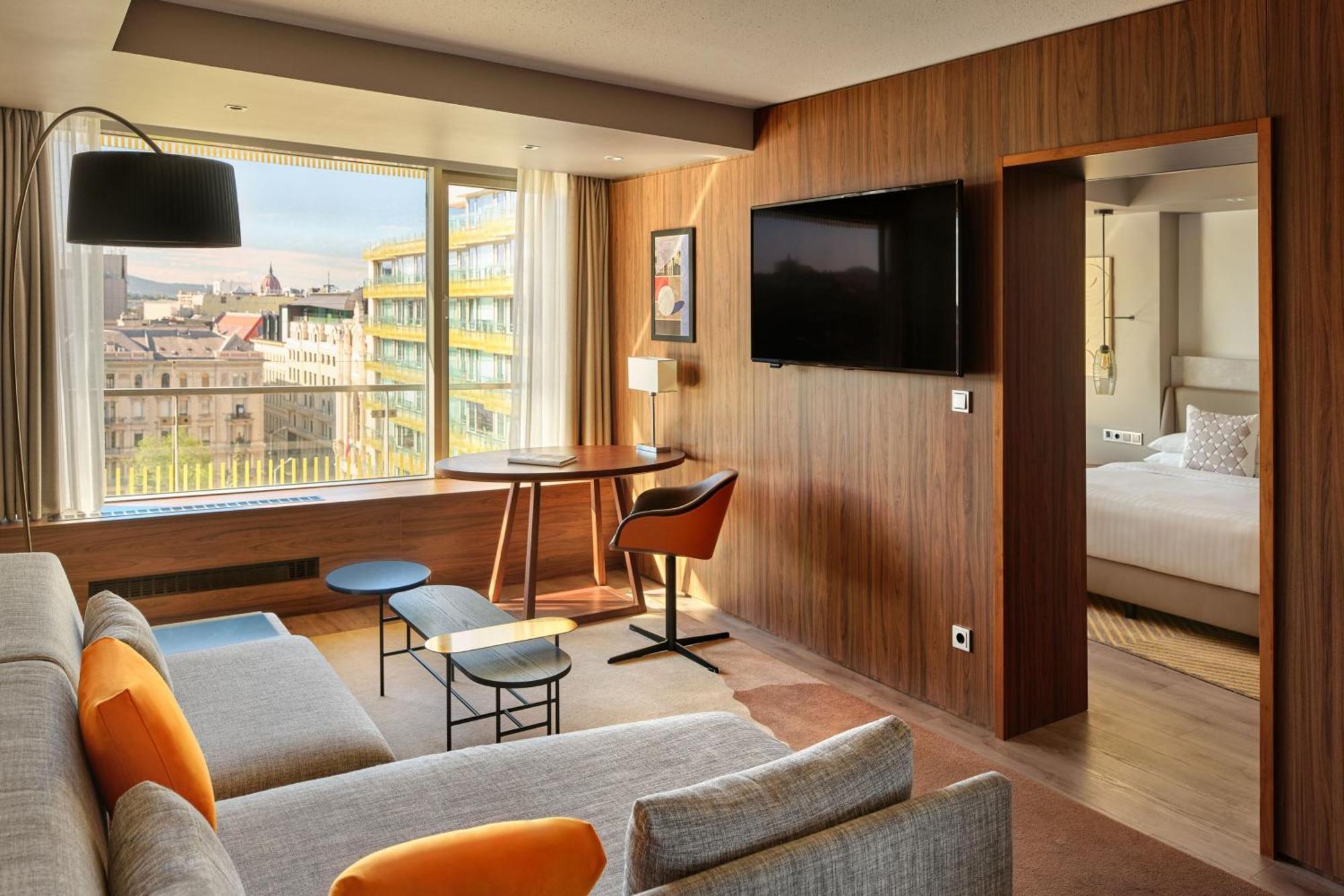 Junior Suite M Club Lounge Access