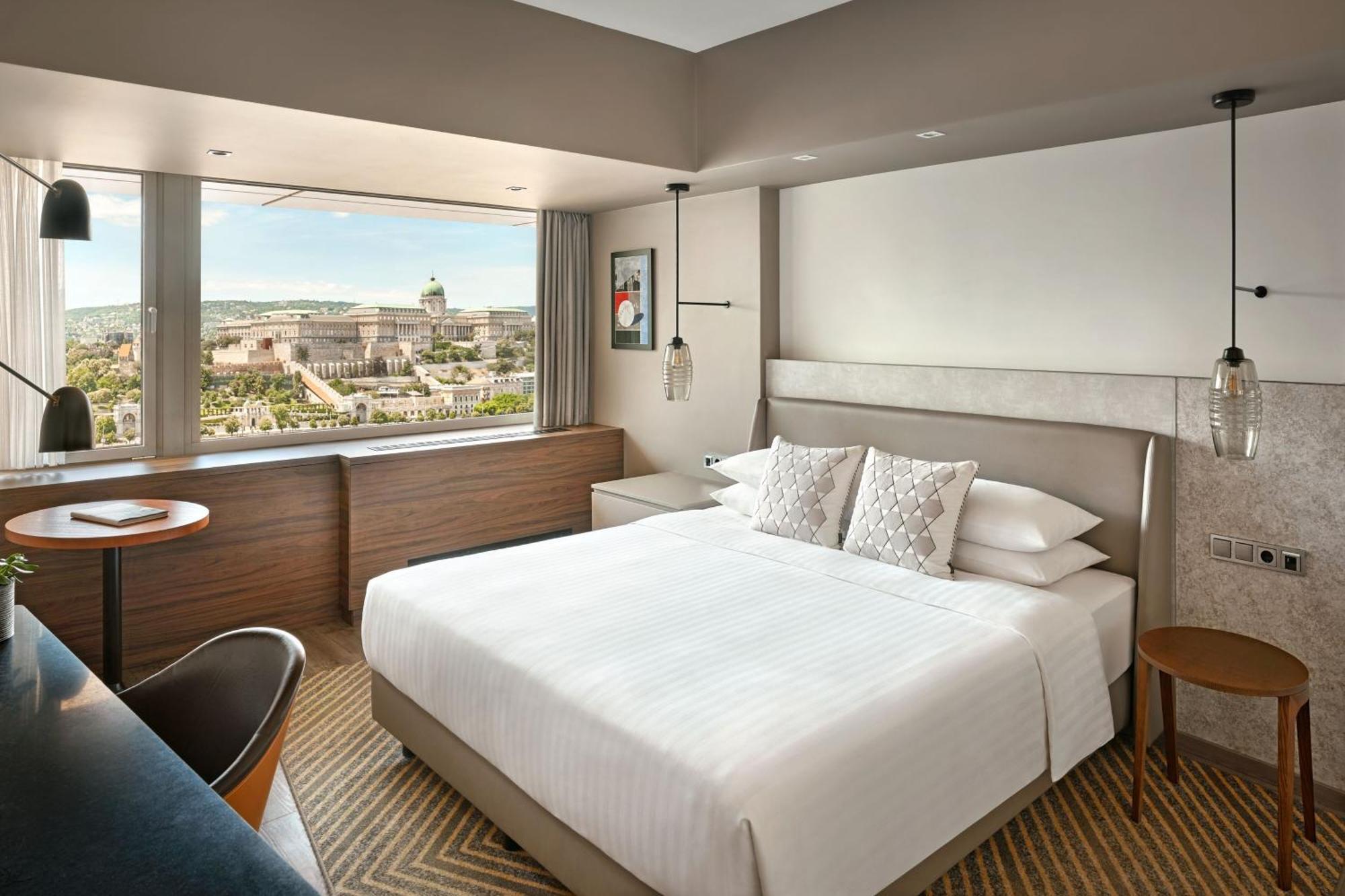 Junior Suite M Club Lounge Access