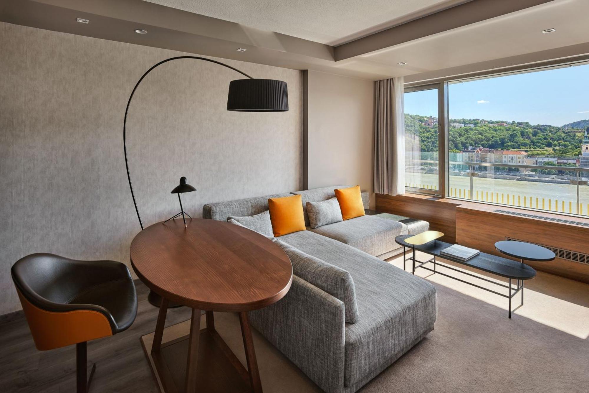 Junior Suite M Club Lounge Access