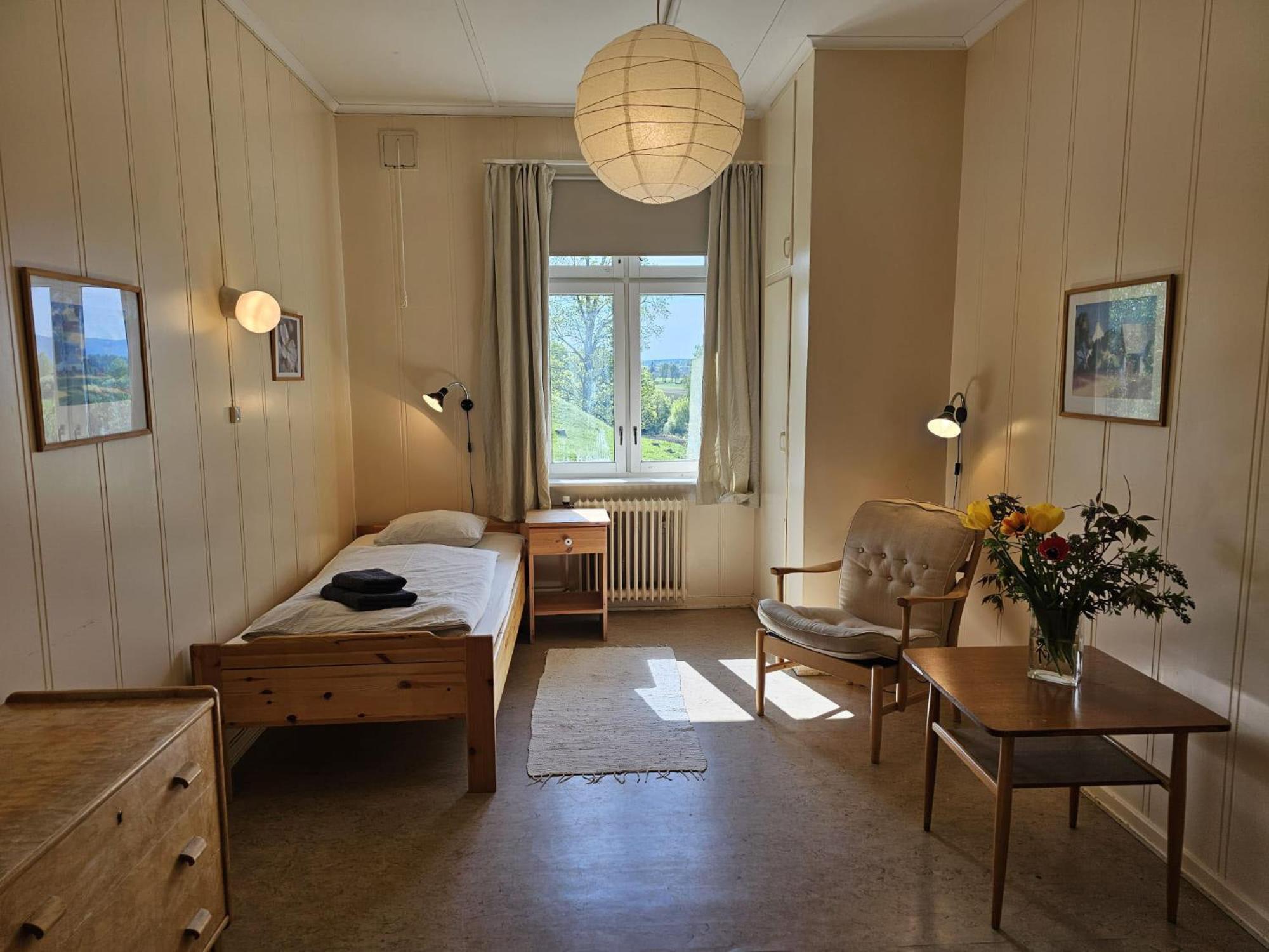 Enkeltrom med hageutsikt