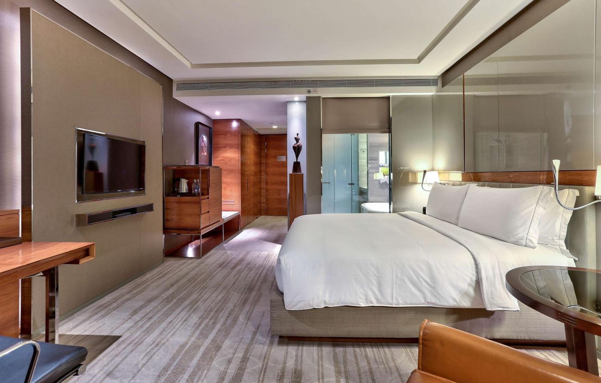 Deluxe King Room Mobility Accessible,1622042249:JPEG