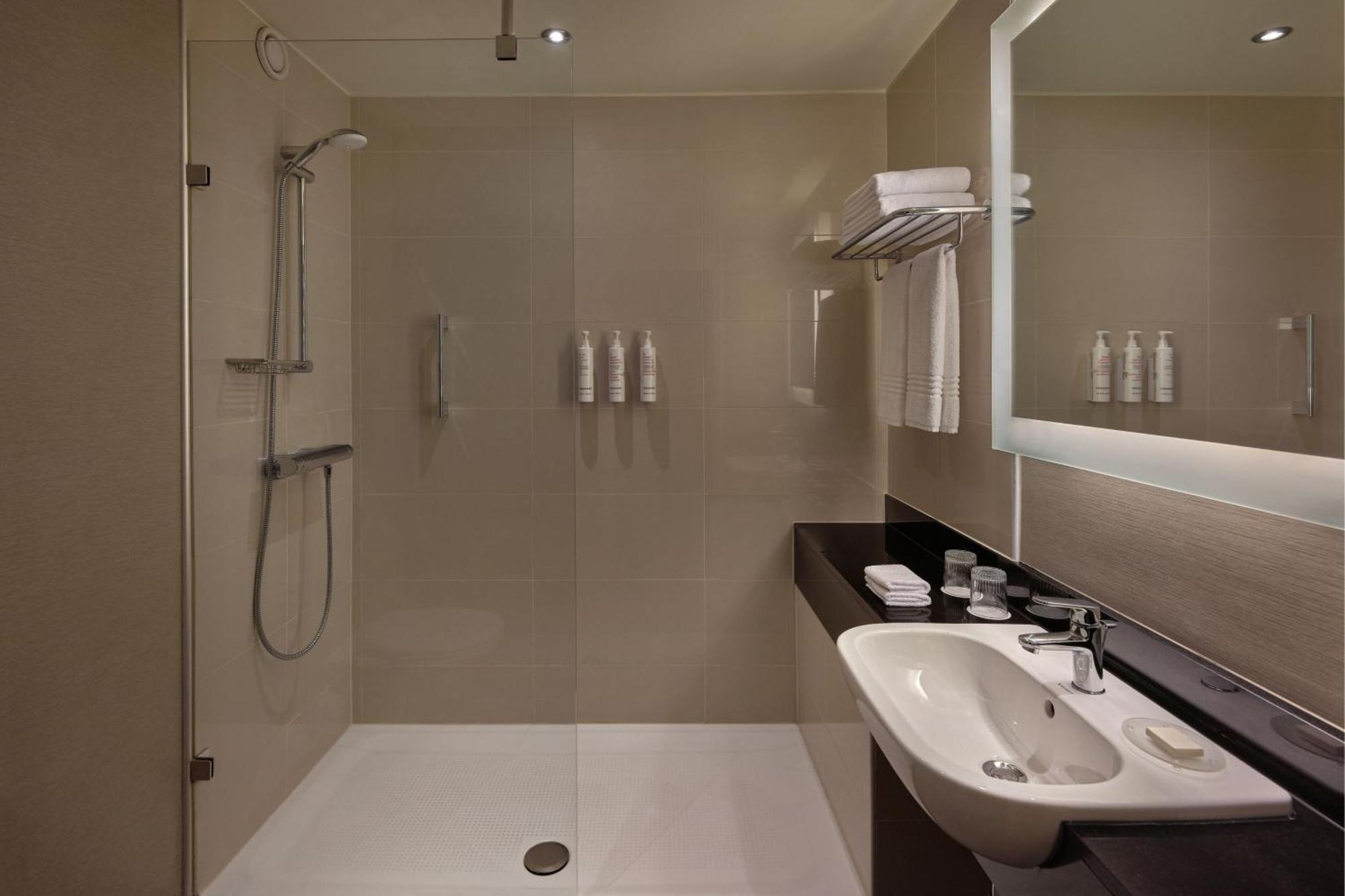 Junior Suite M Club Lounge Access