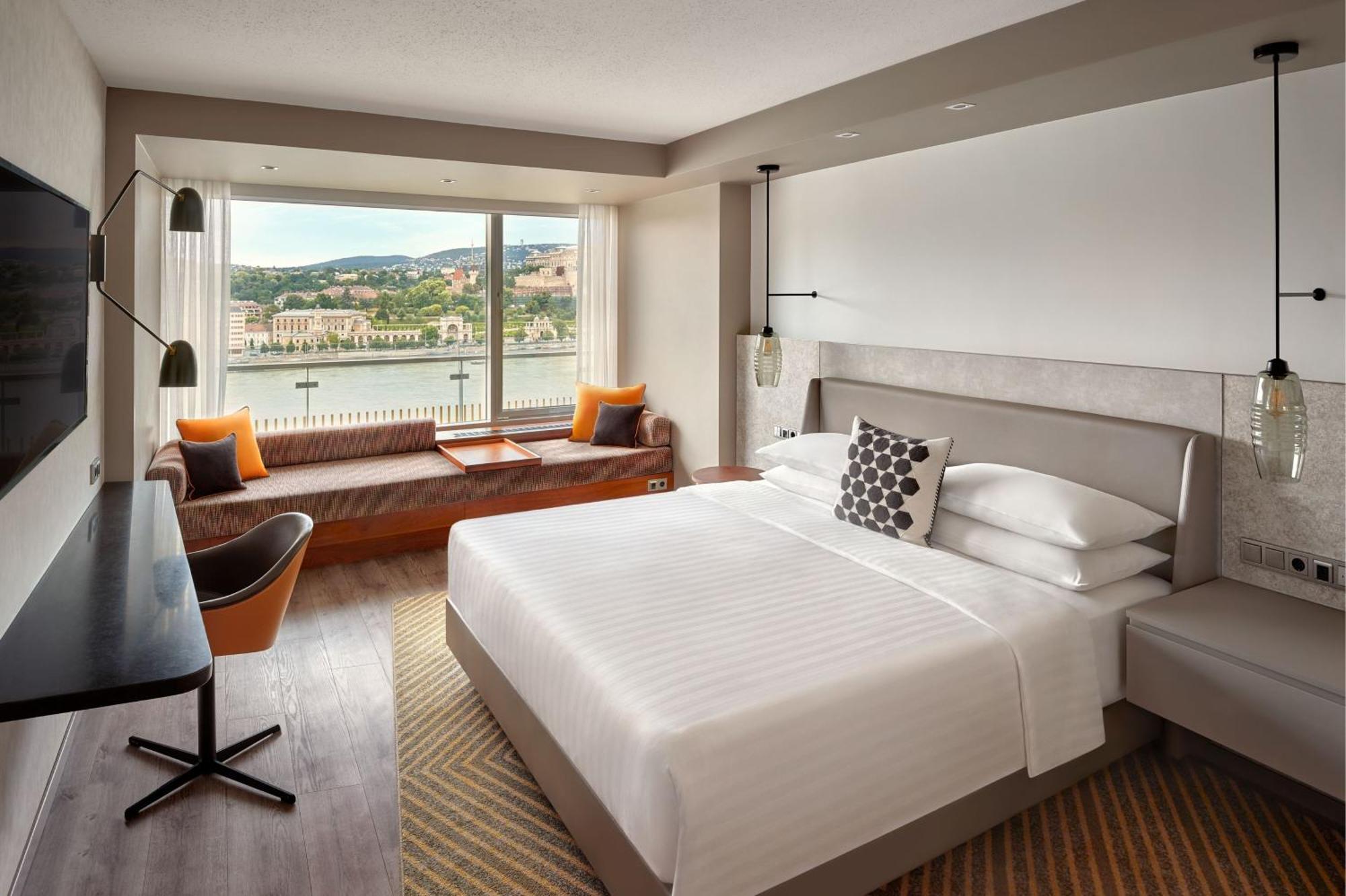 Executive Room M Club lounge access 1 King High floor