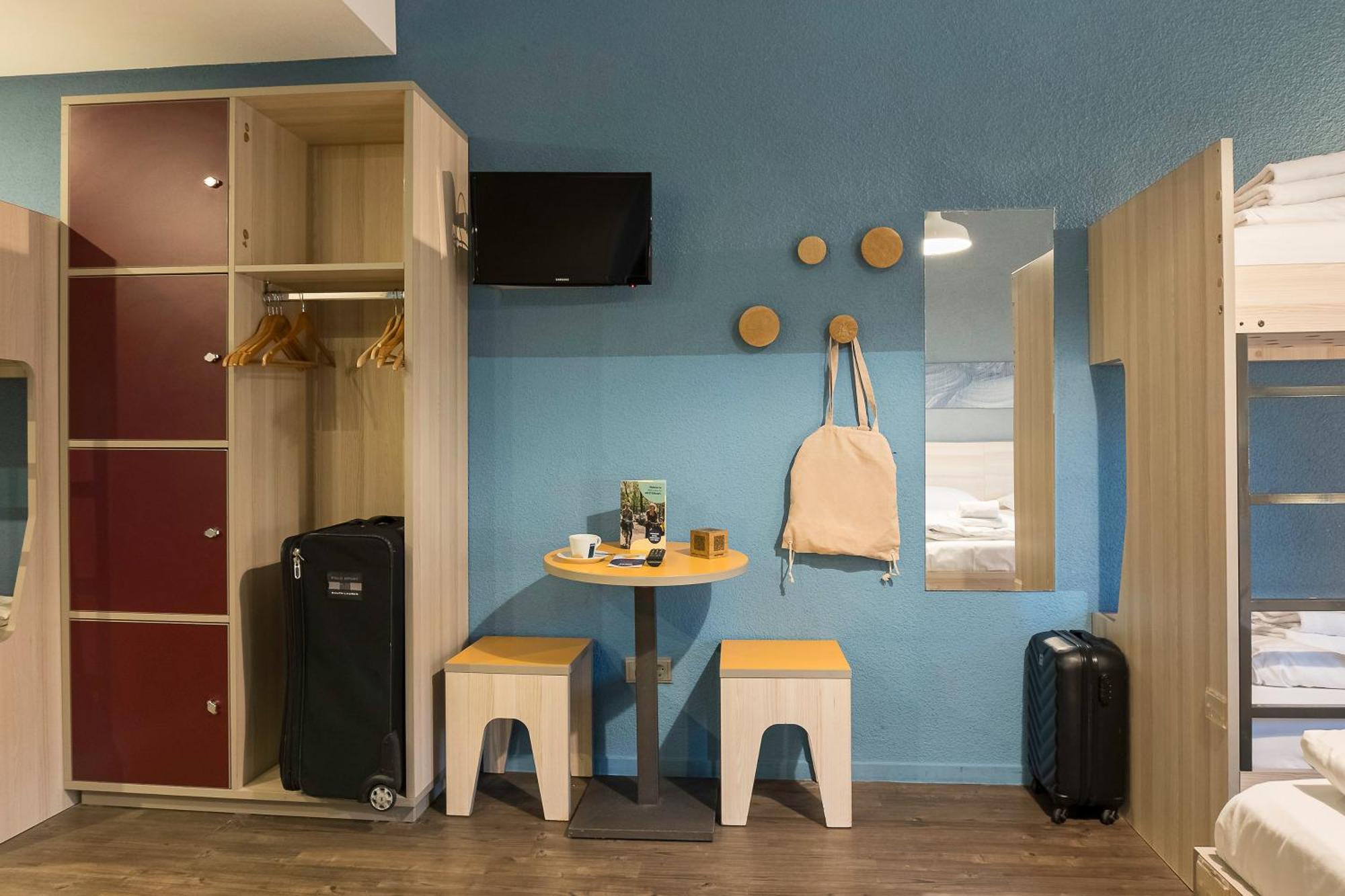 Kuuden vuoteen huone
