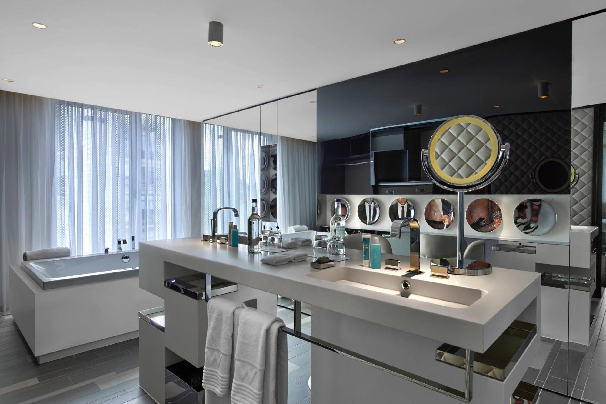 Corner Suite One King Bed High Floor