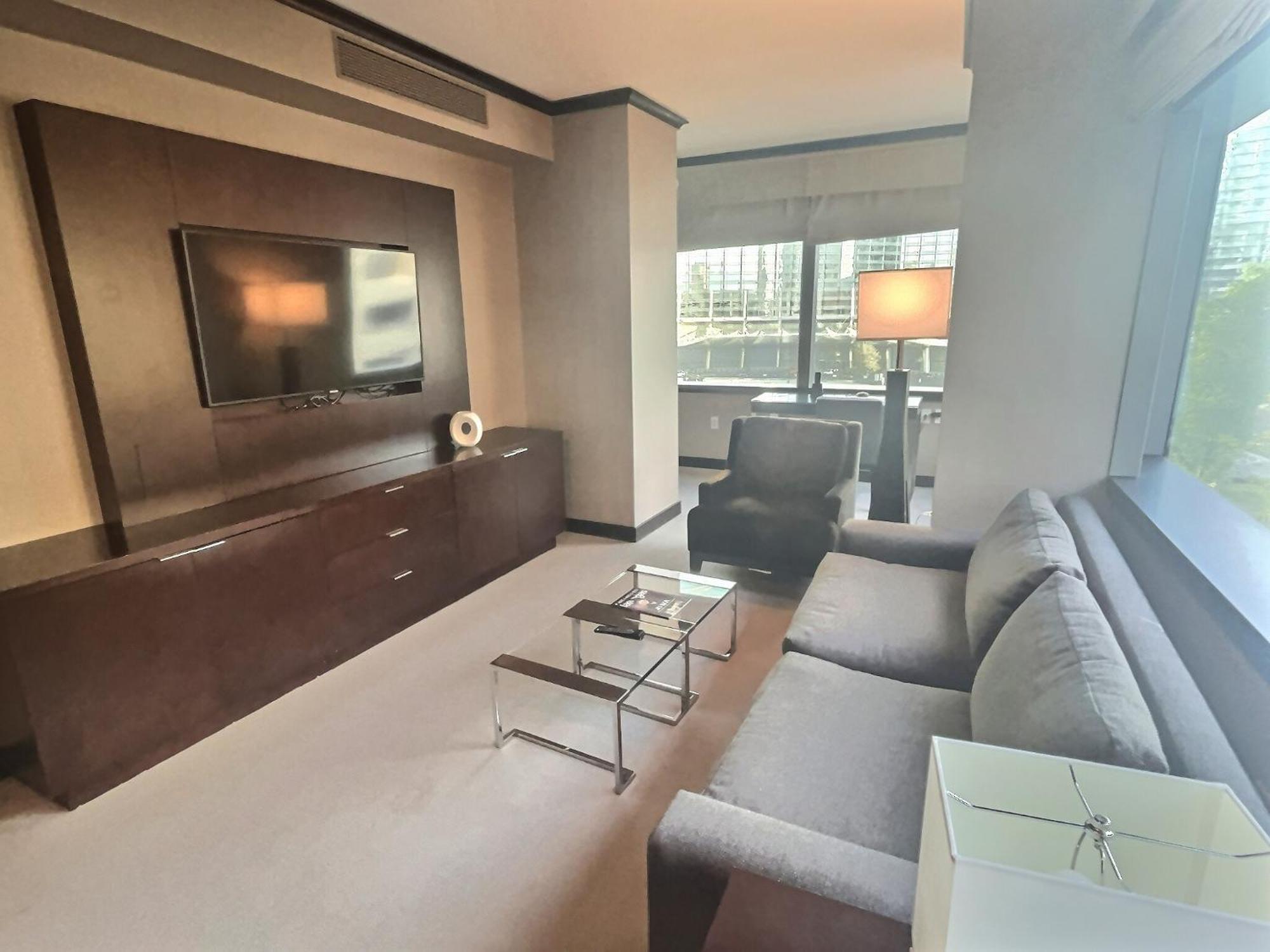 Lower Executive Corner Suite