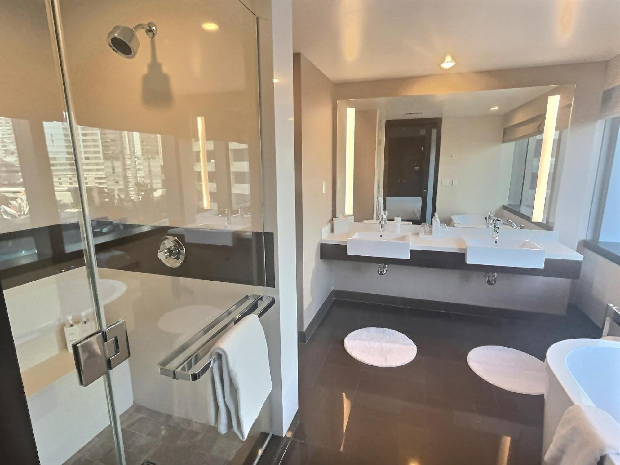 Lower Executive Corner Suite