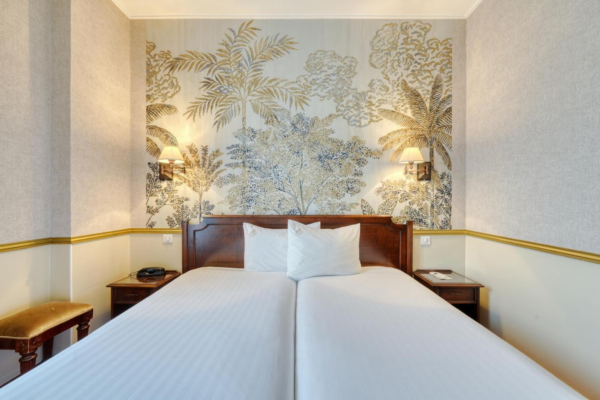 Standard Twin Room Arc de Triomphe View