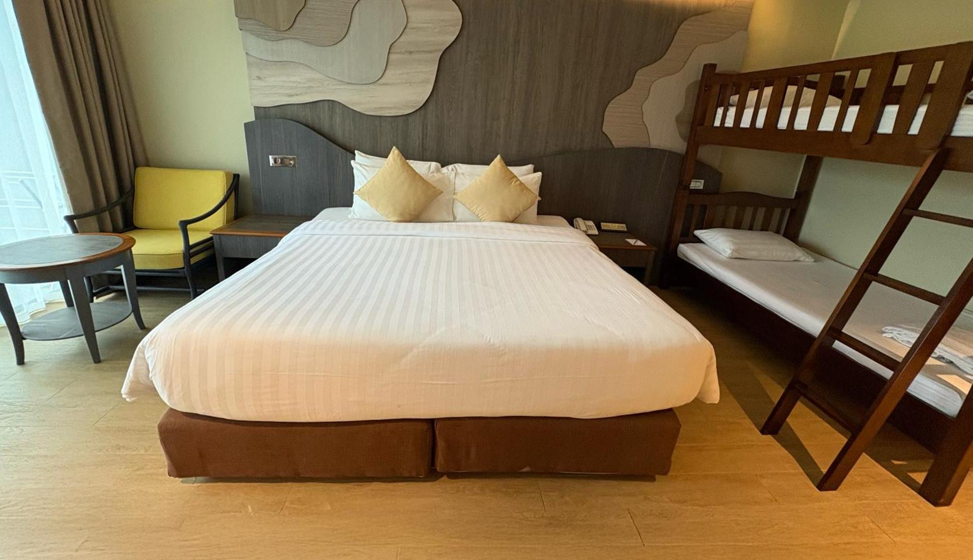 Deluxe Family Pool View bunkbed