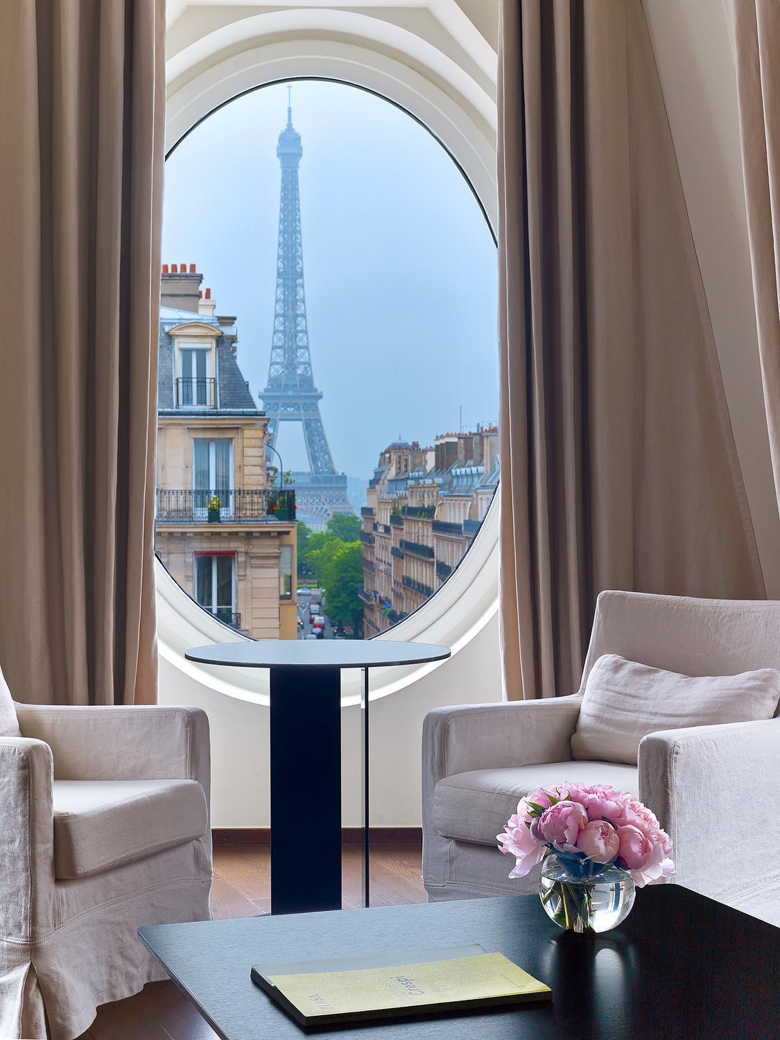 Eiffel Suite Suite 1 King Eiffel Tower view
