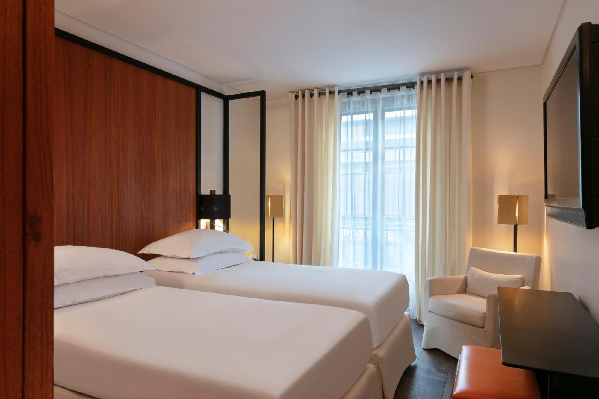 Prestige Twin Room Eifflel Tower View Balcony