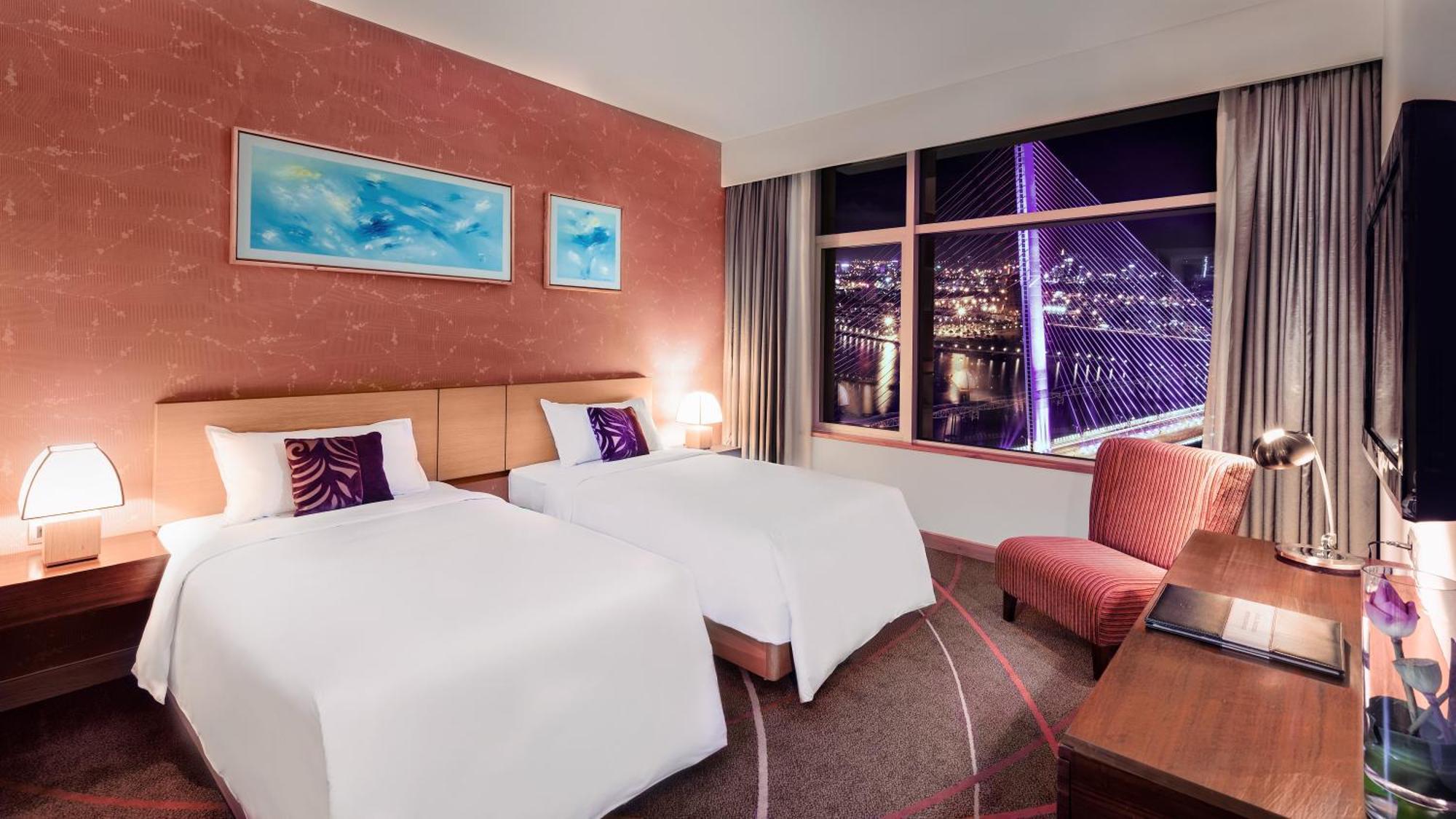Deluxe Twin Room with River view - High floor with Executive Lounge access