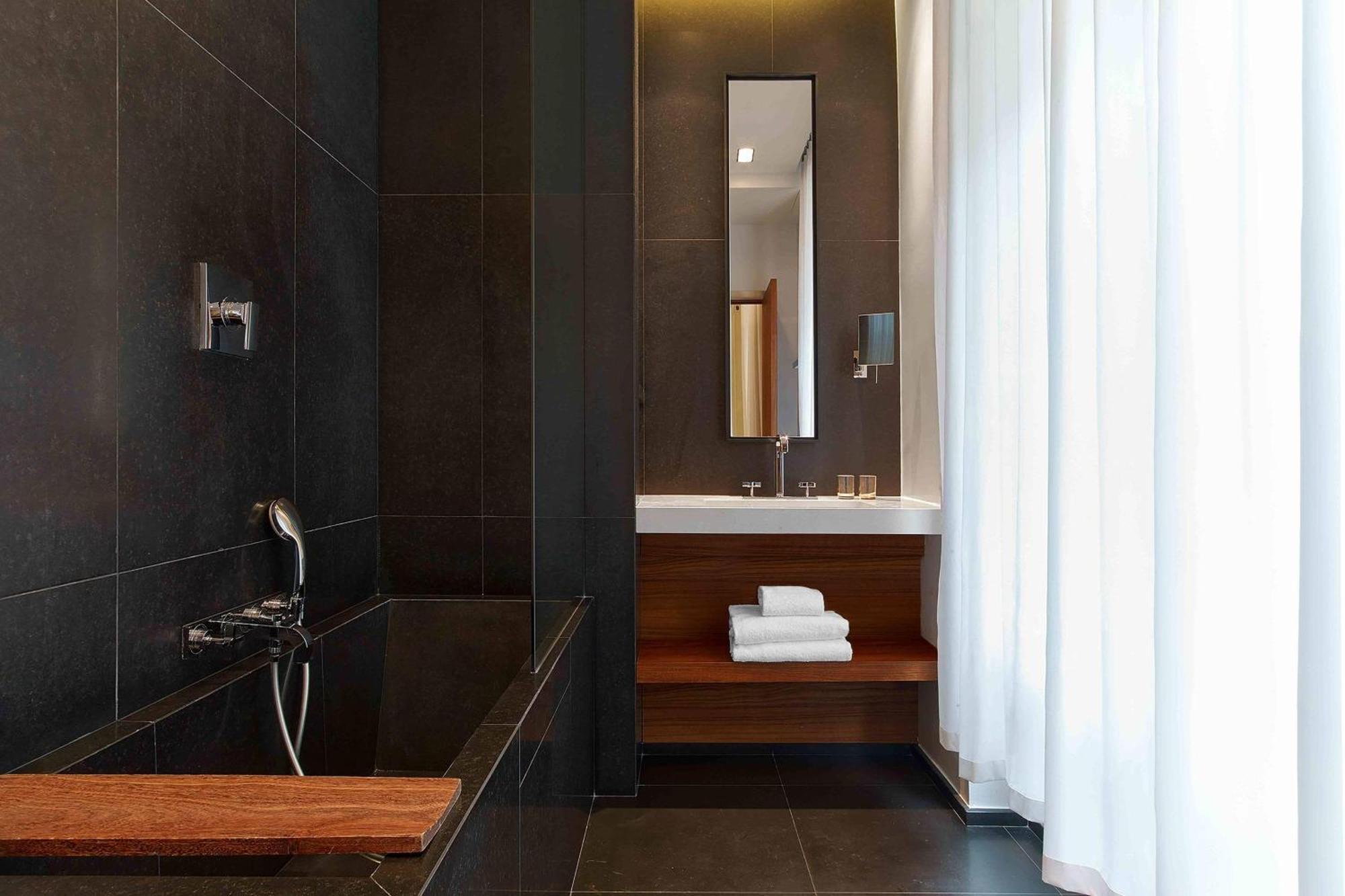 Prestige Twin Room Partial Eiffel View