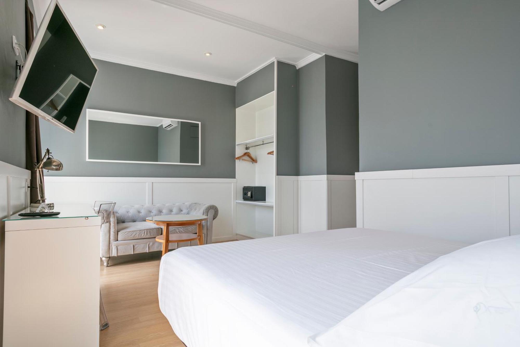 Superior Double Room with View to the Square
