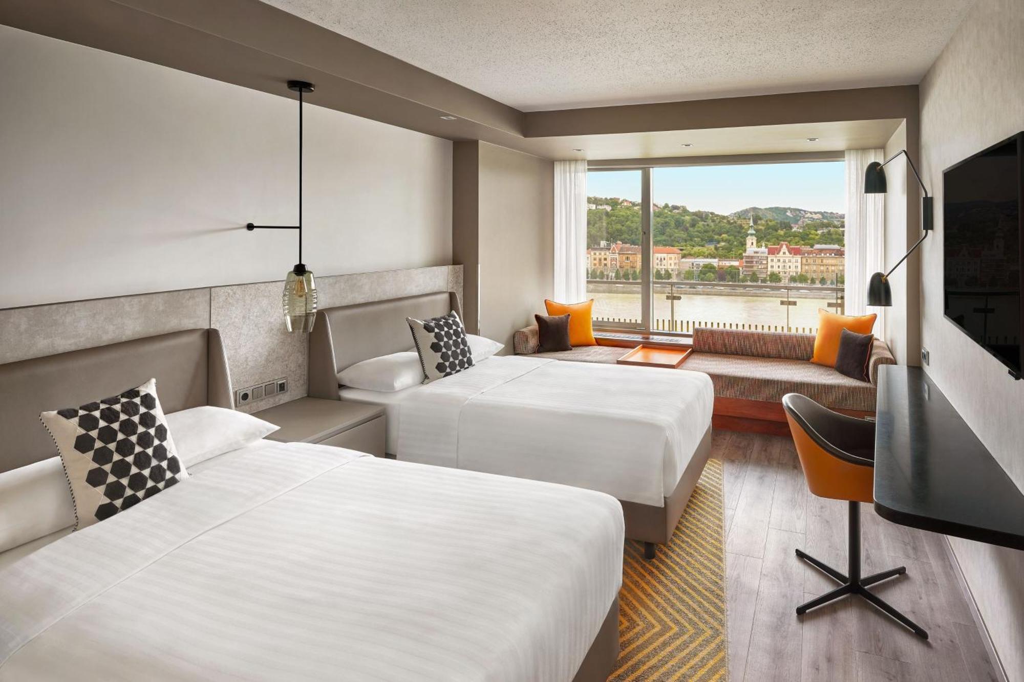 Corner Studio Suite M Club Lounge Access
