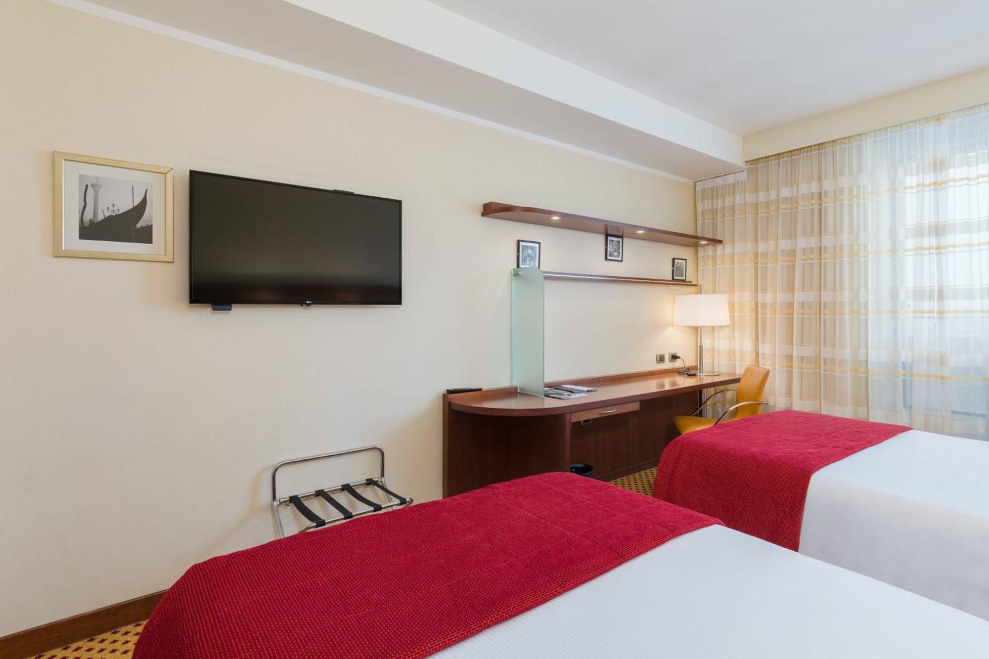 Deluxe Twin bedded room Guest room 2 Twin or Single Beds,1632210791:JPEG