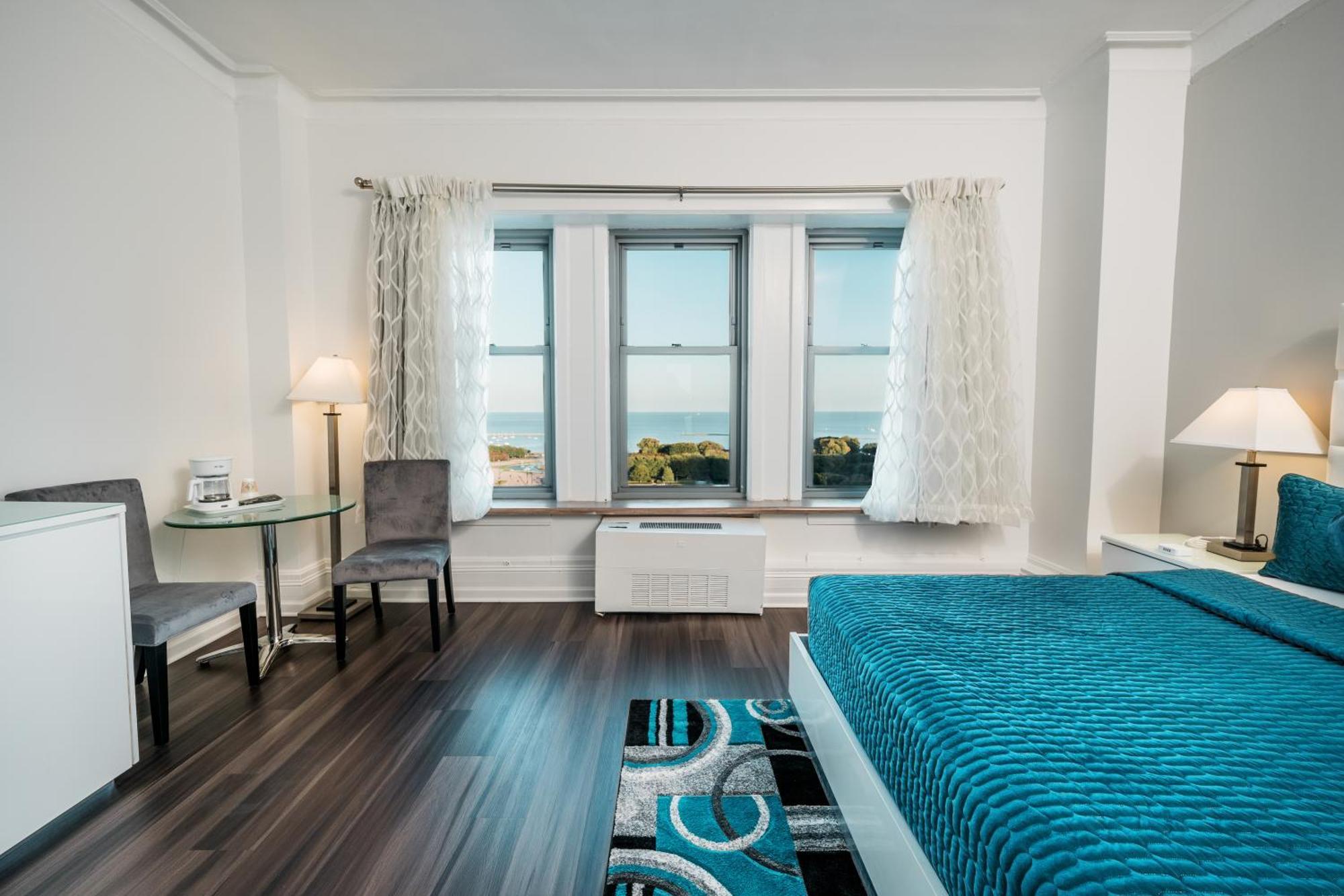 King Suite Lake View
