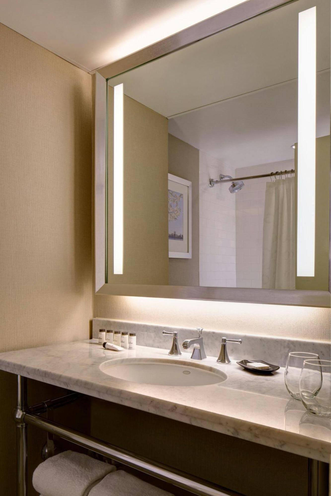 Superior King Room Adapted Tub Mobility Hearing Accessible or High Floor