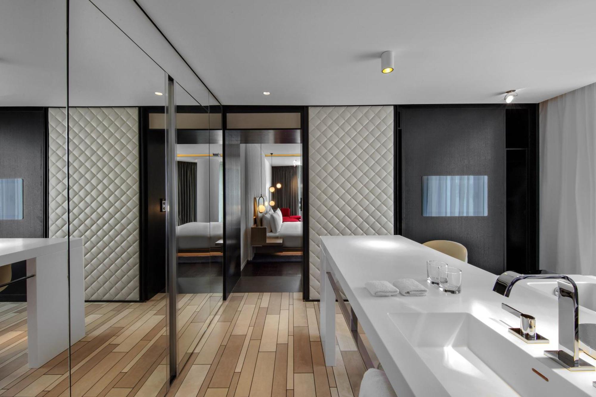 Corner Suite One King Bed Separate Bath